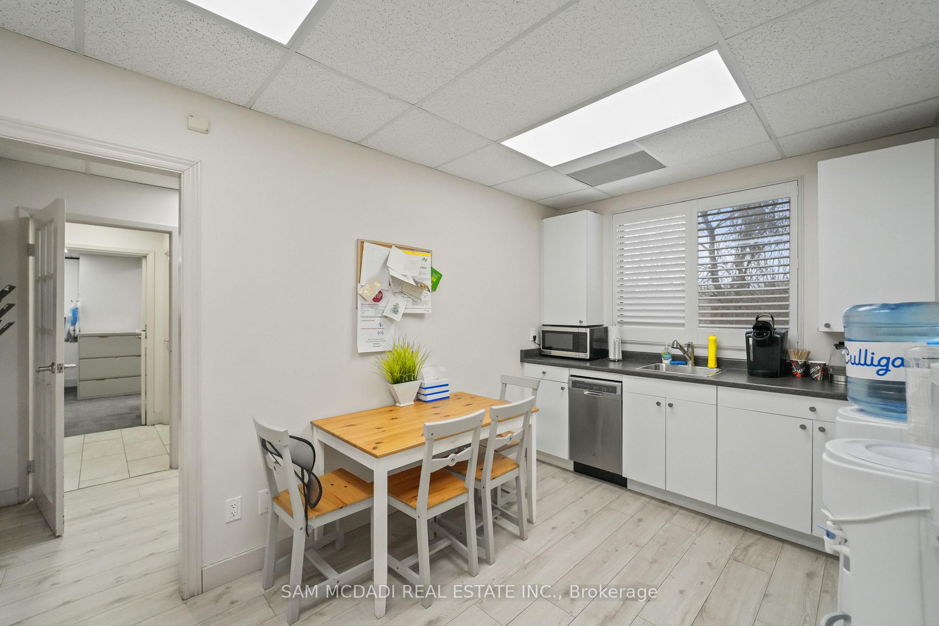 1645 Dundas Street W