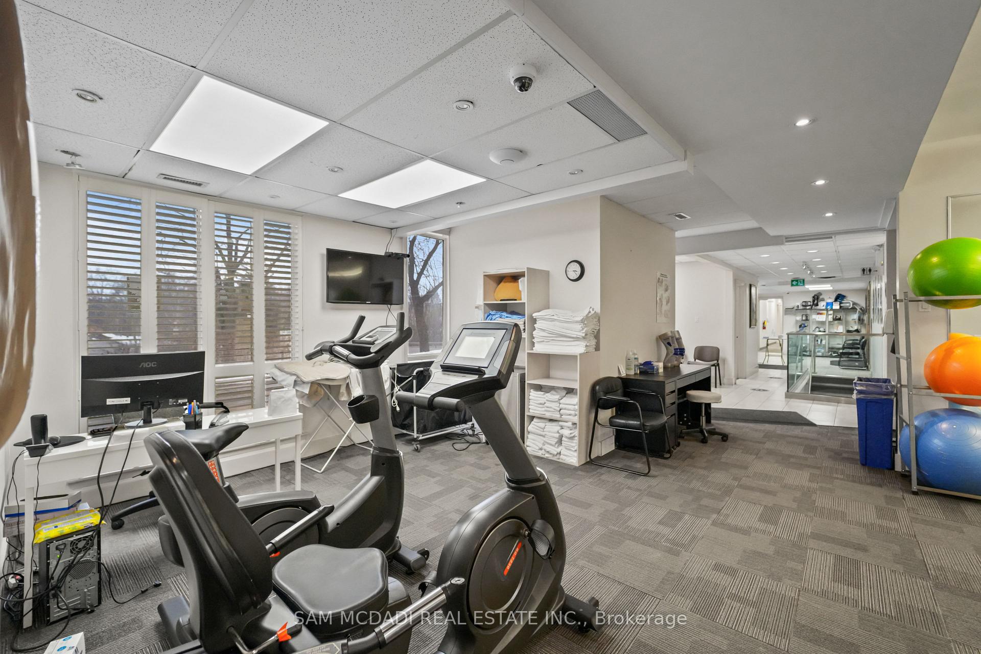 1645 Dundas Street W