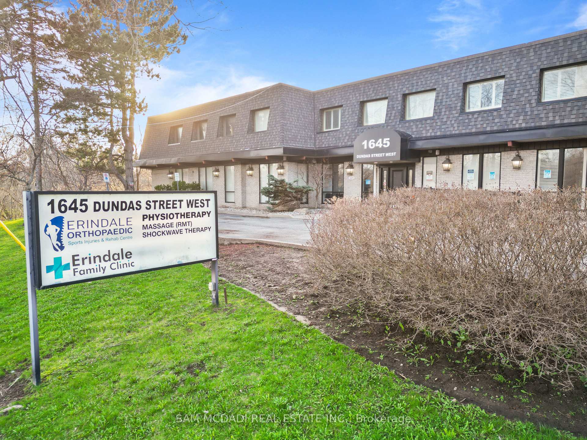 1645 Dundas Street W