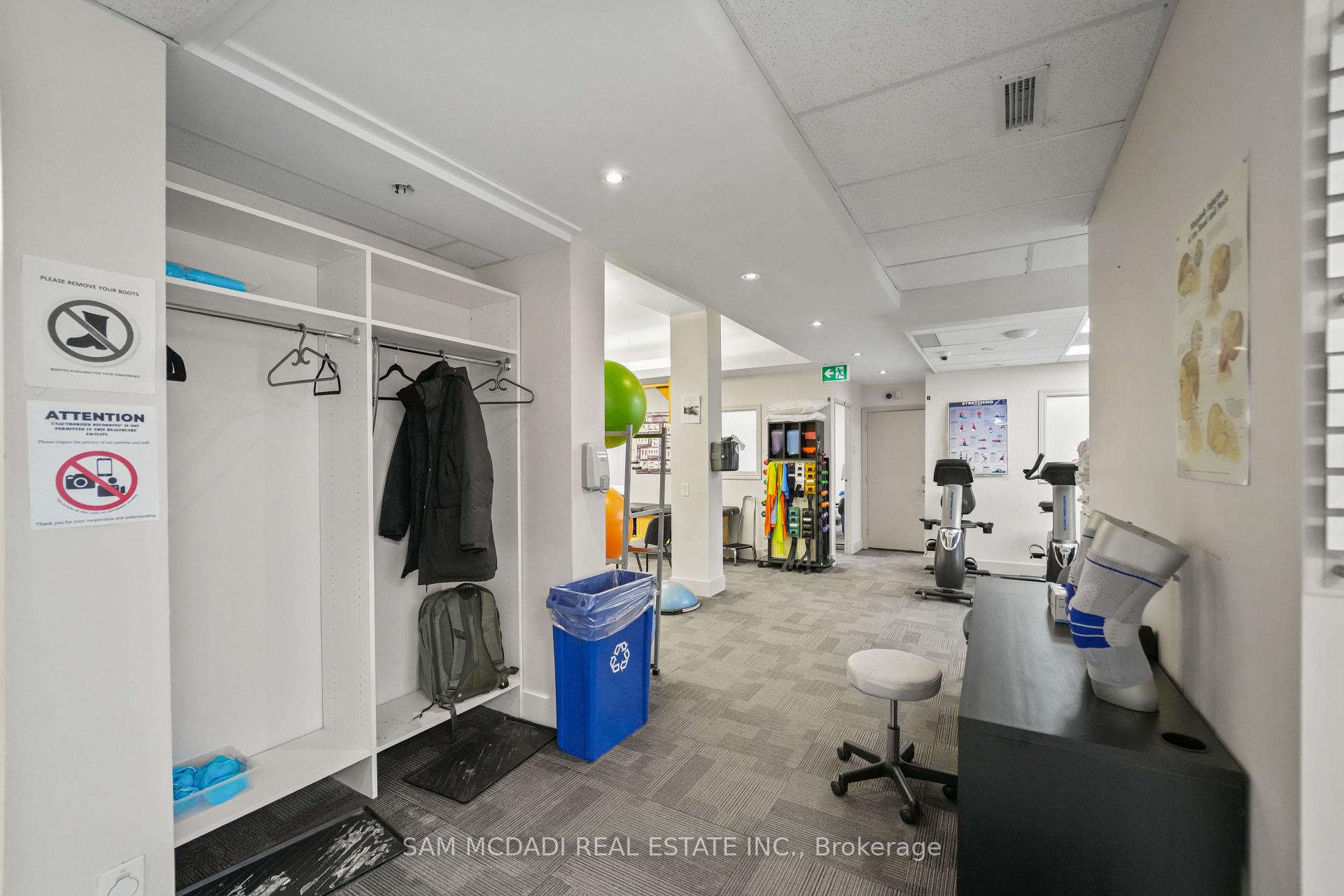 1645 Dundas Street W