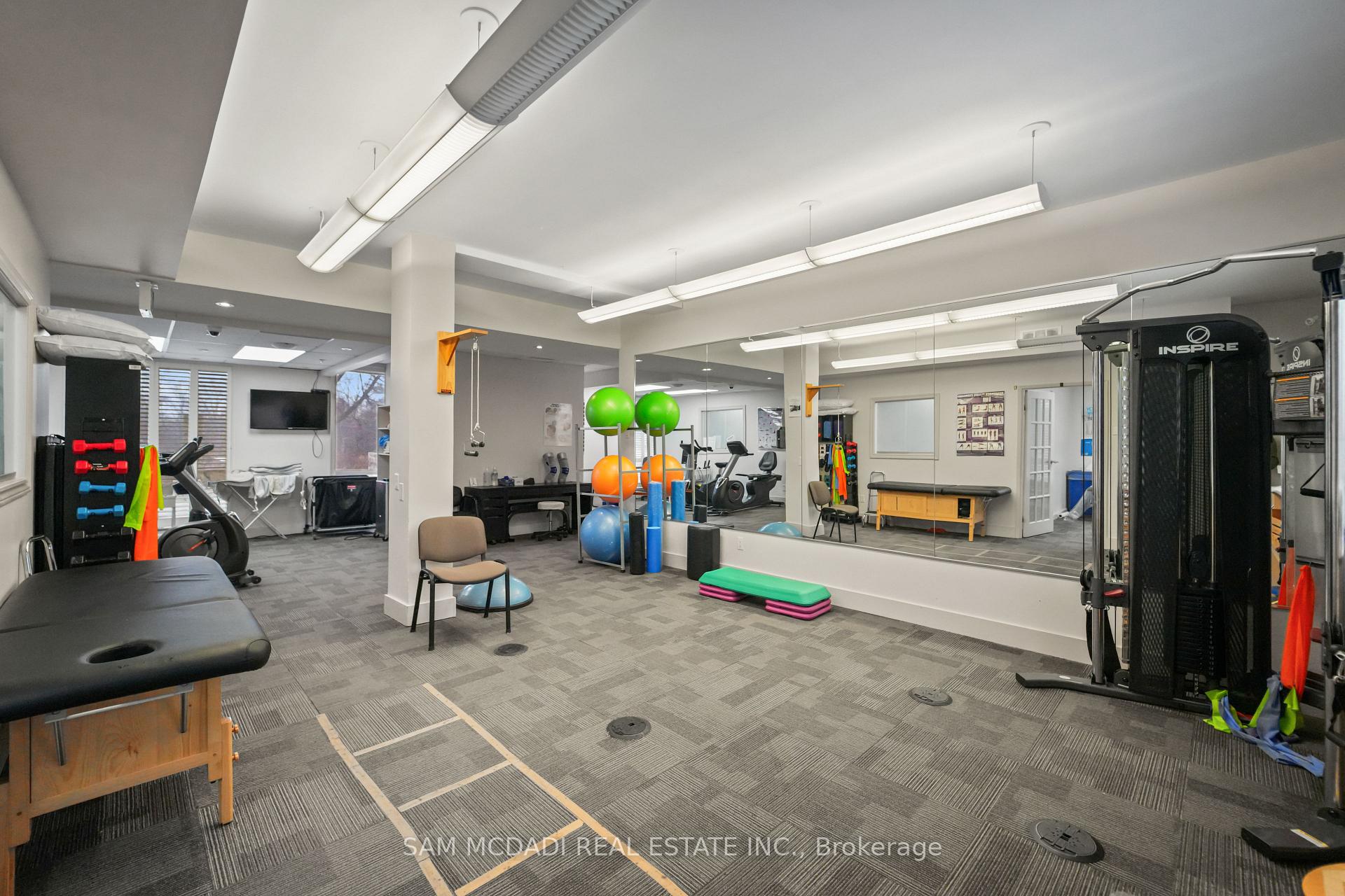 1645 Dundas Street W