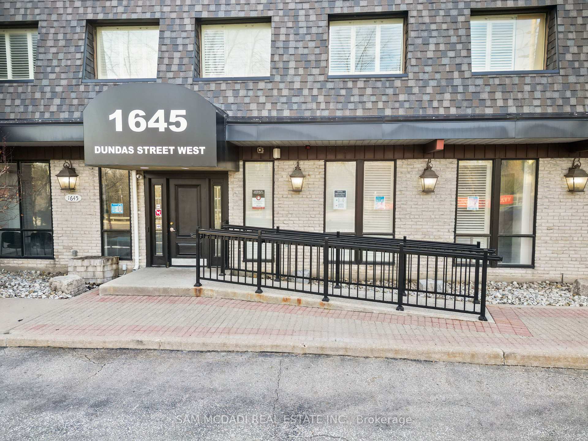 1645 Dundas Street W