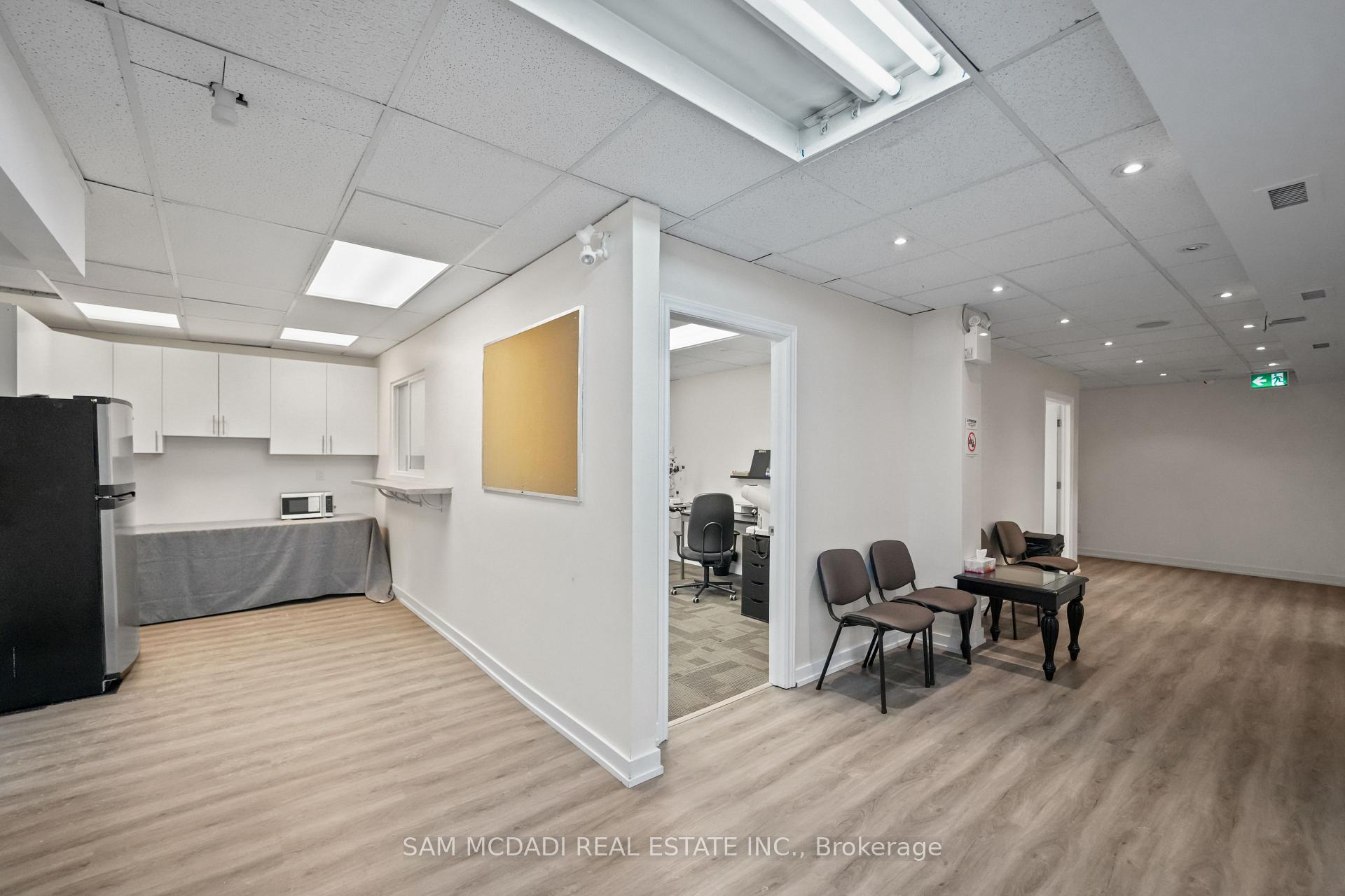 1645 Dundas Street W