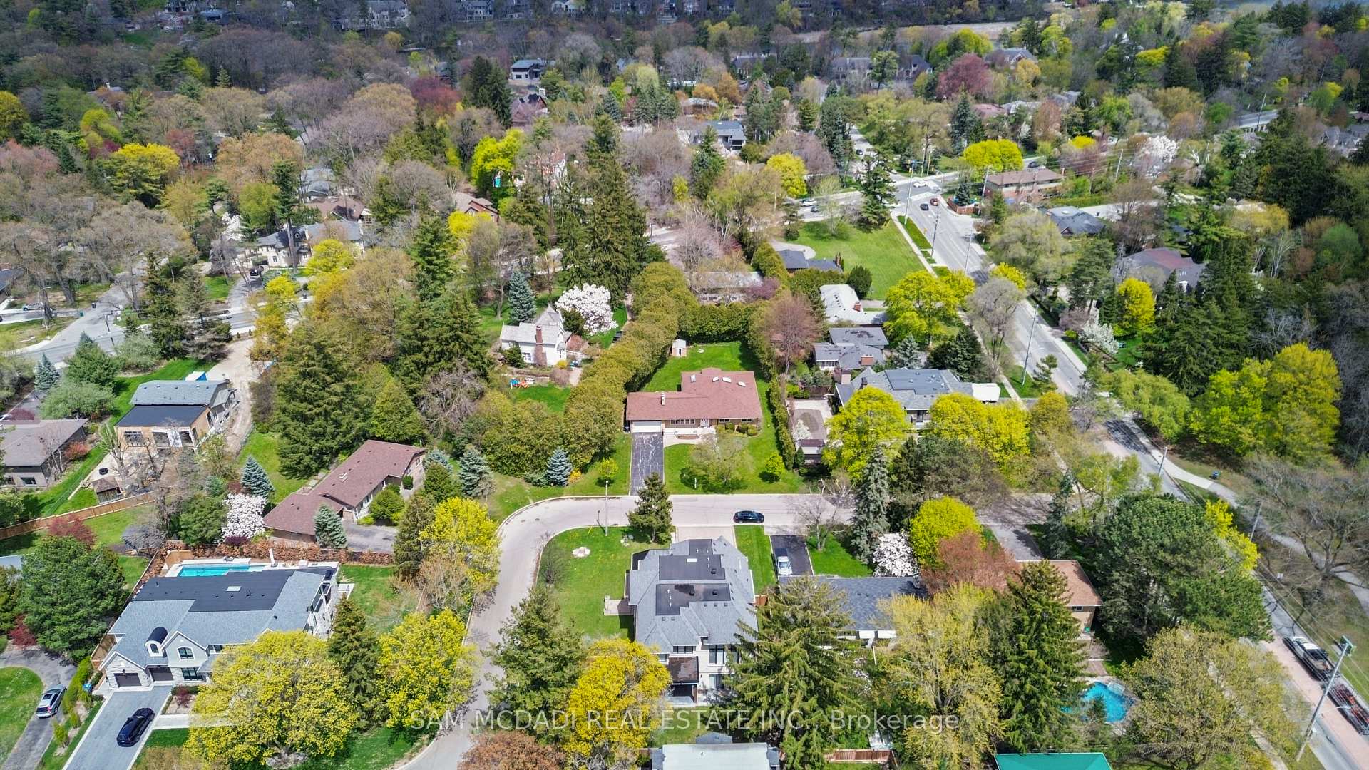 521 Vanessa Crescent