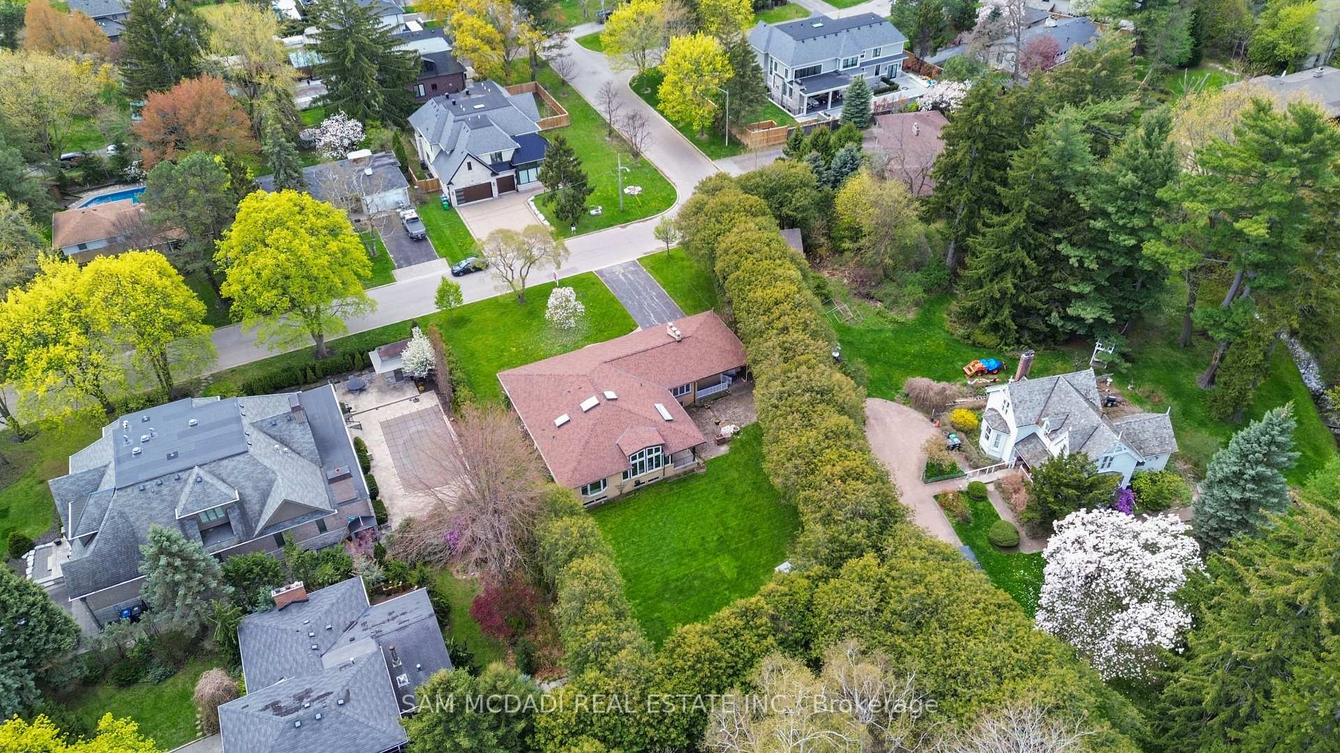 521 Vanessa Crescent