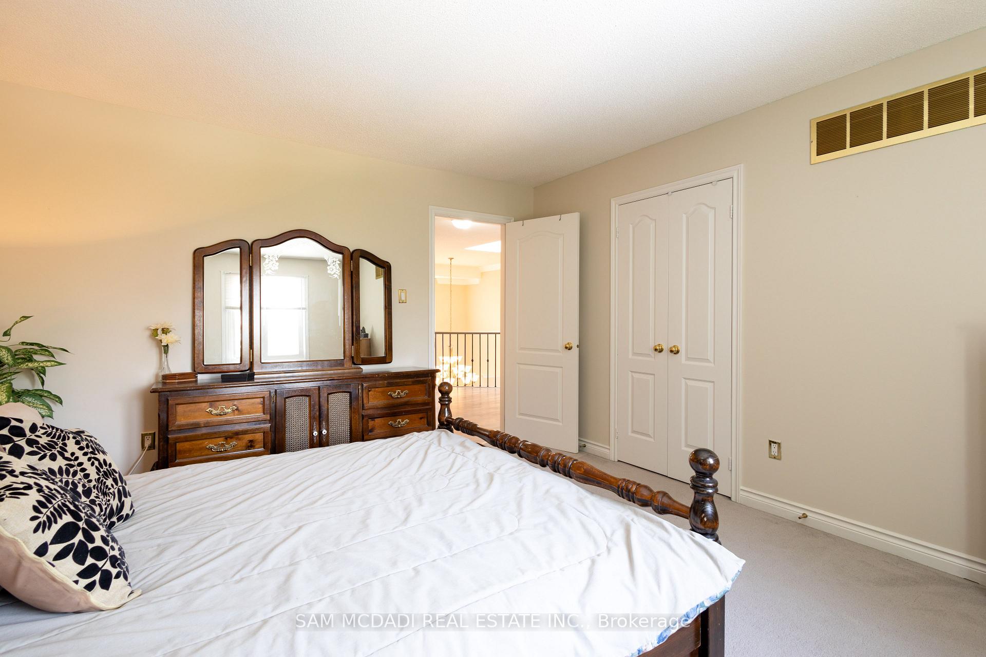 5465 Shorecrest Crescent