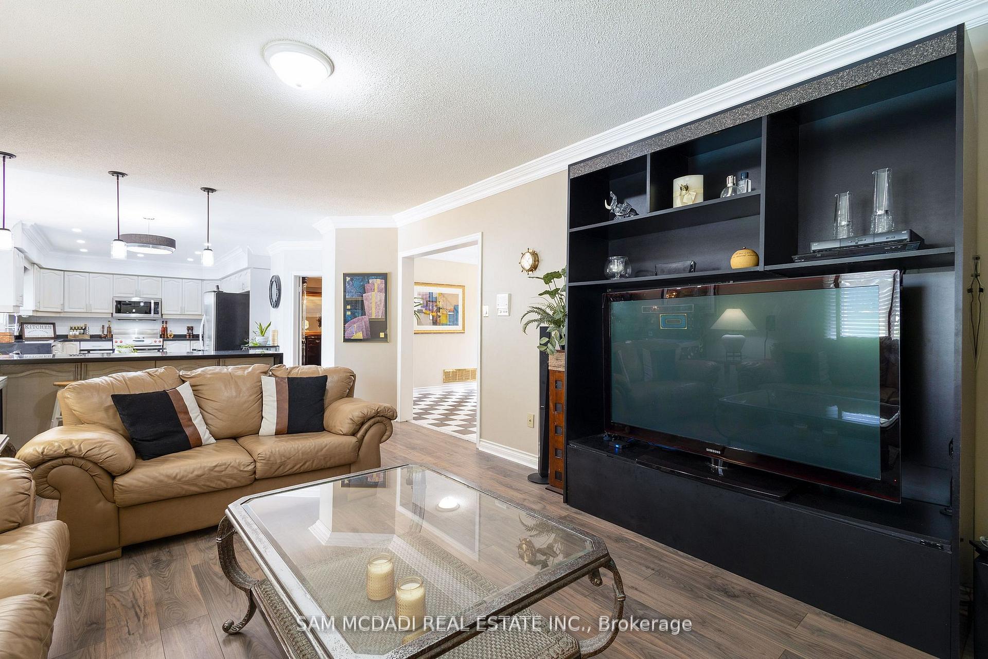 5465 Shorecrest Crescent