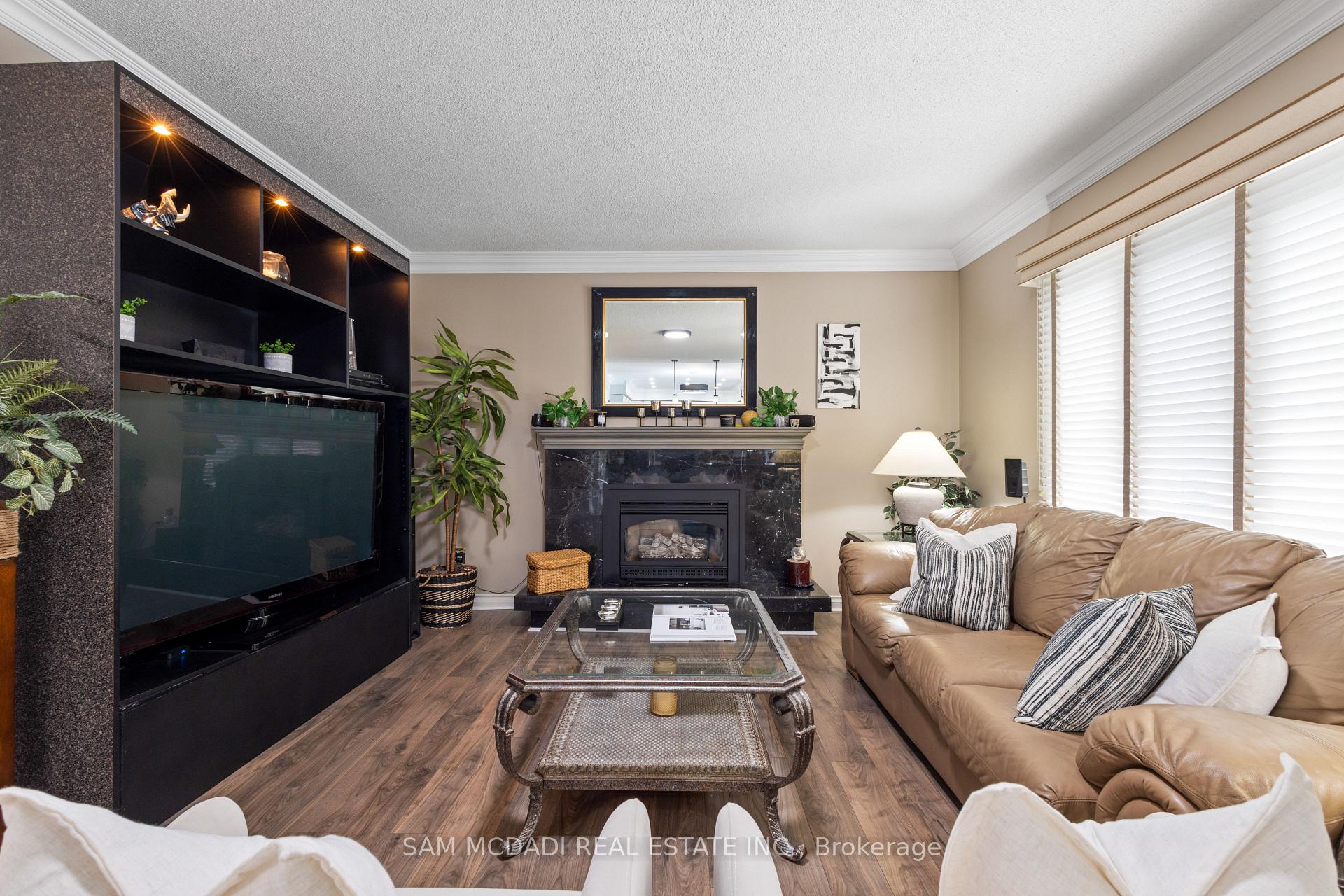 5465 Shorecrest Crescent