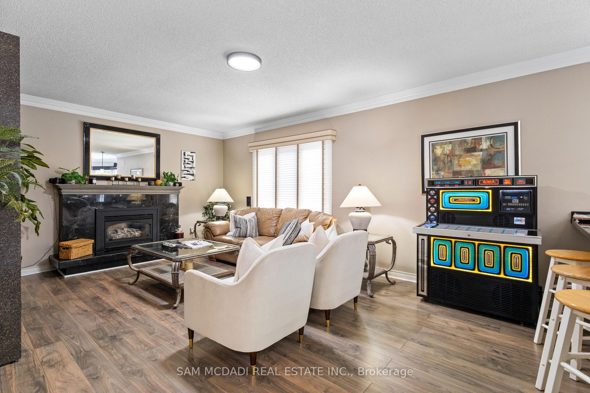 5465 Shorecrest Crescent