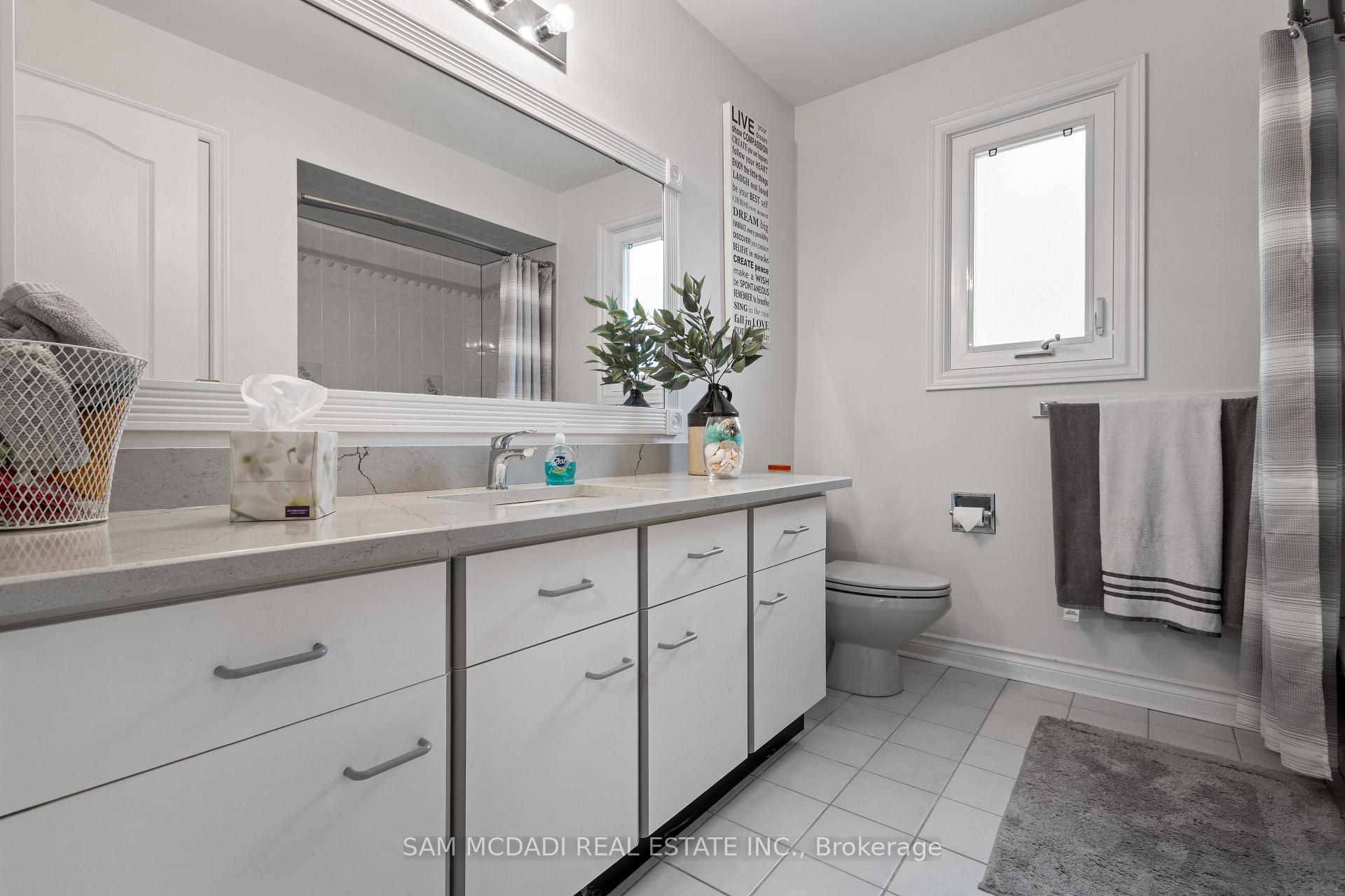 5465 Shorecrest Crescent