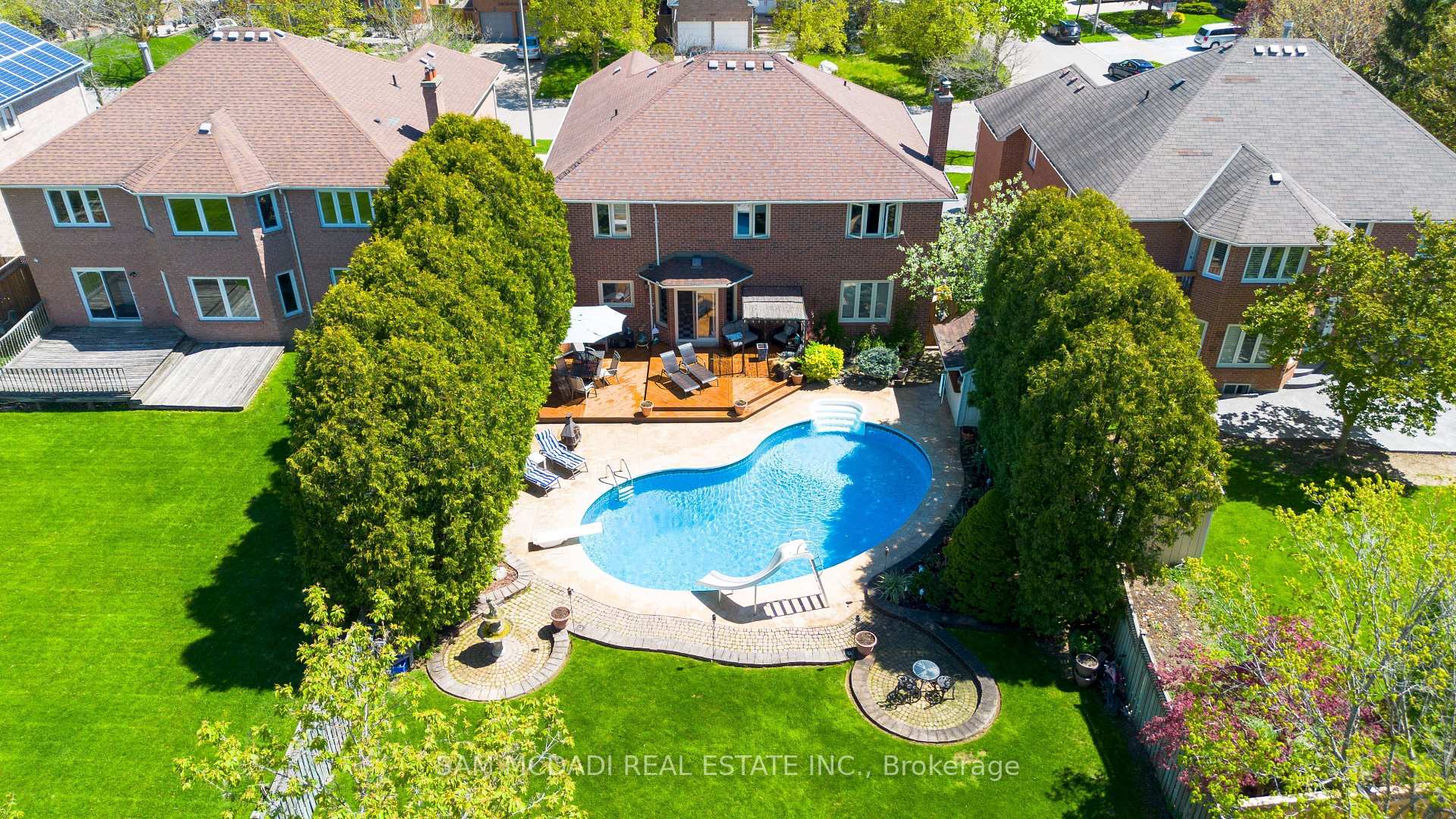 5465 Shorecrest Crescent