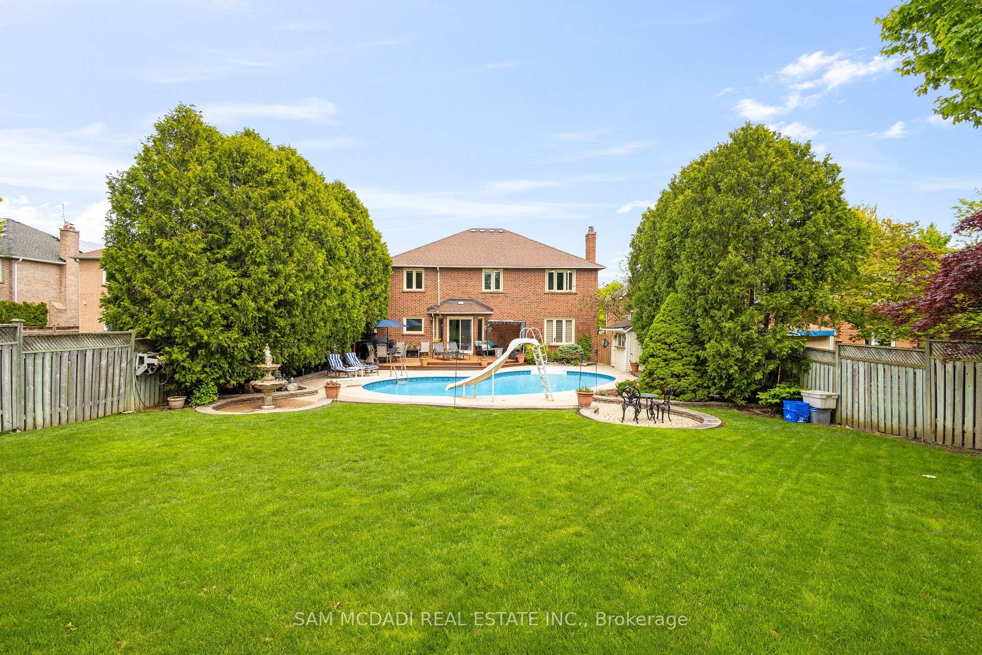 5465 Shorecrest Crescent