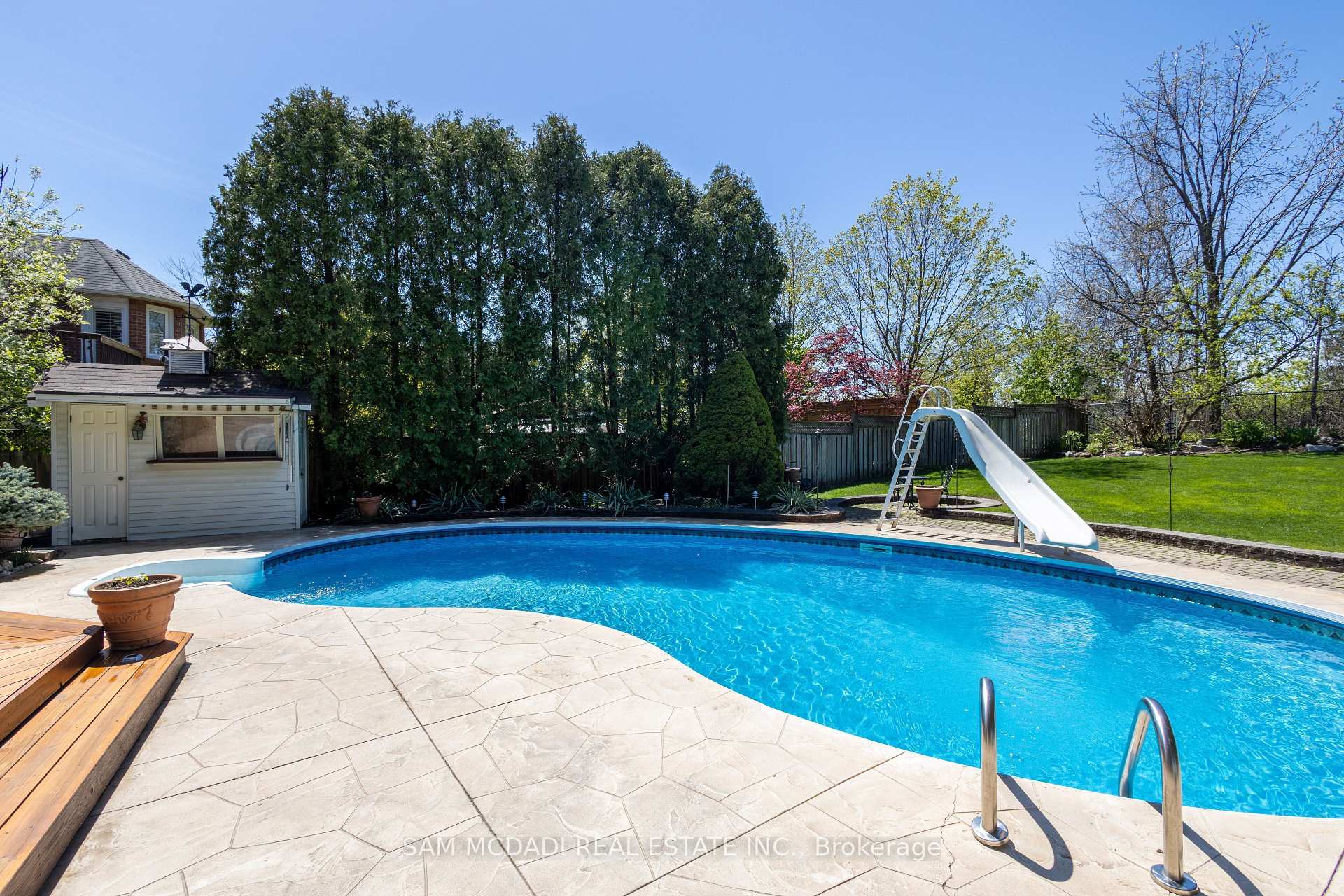 5465 Shorecrest Crescent