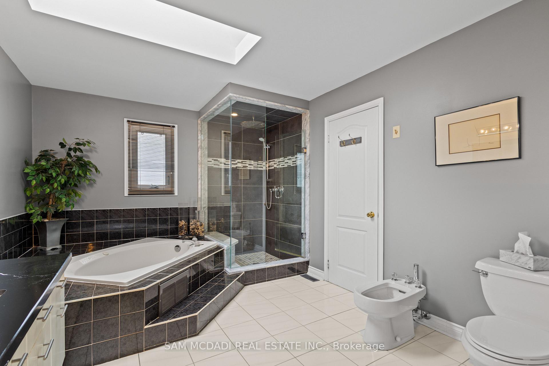 5465 Shorecrest Crescent