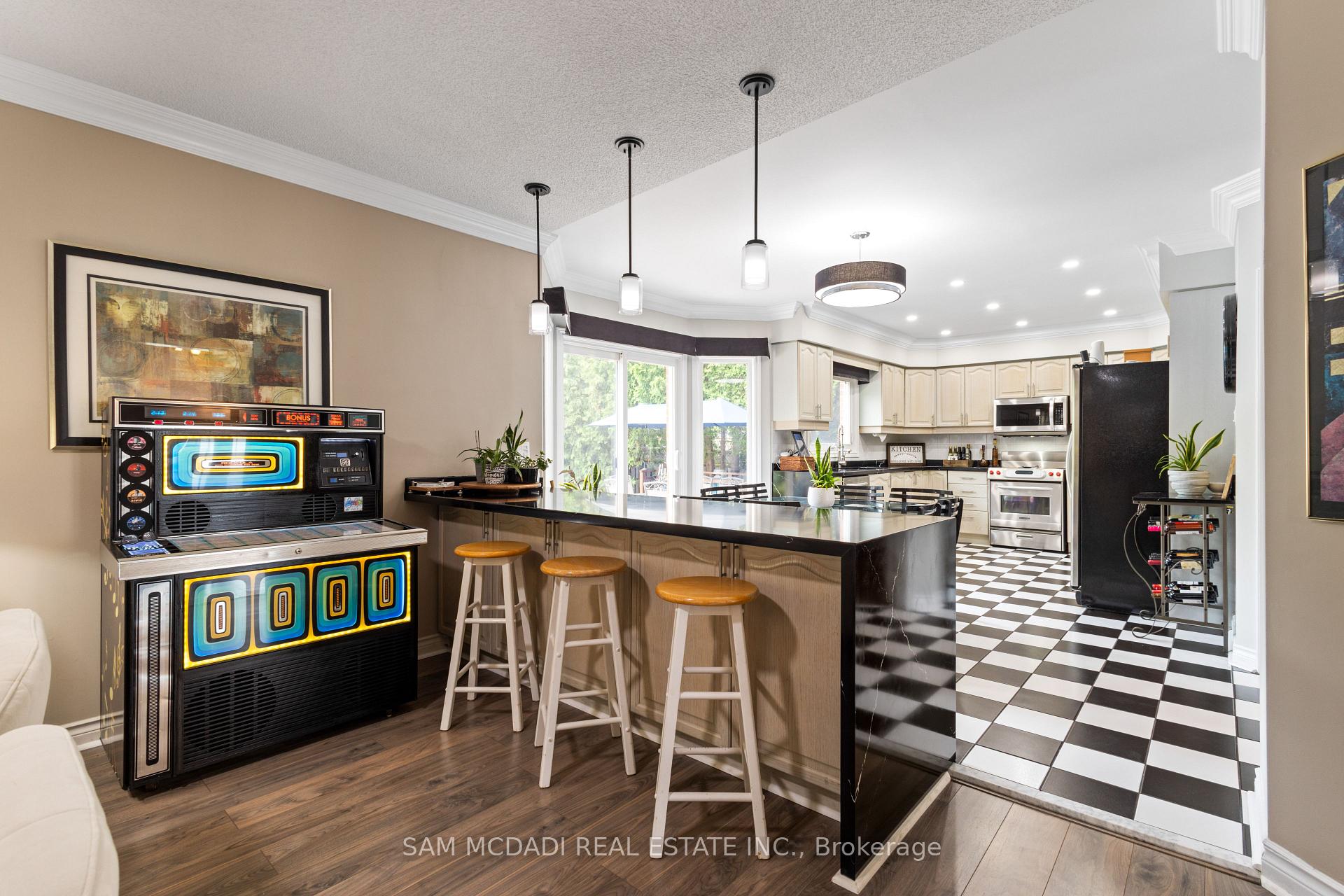 5465 Shorecrest Crescent