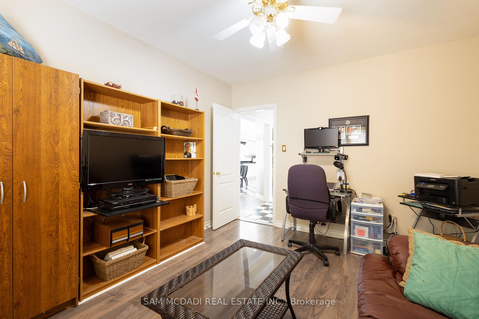 5465 Shorecrest Crescent