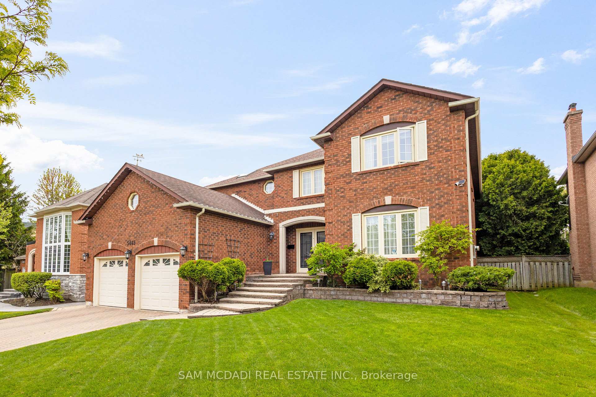 5465 Shorecrest Crescent