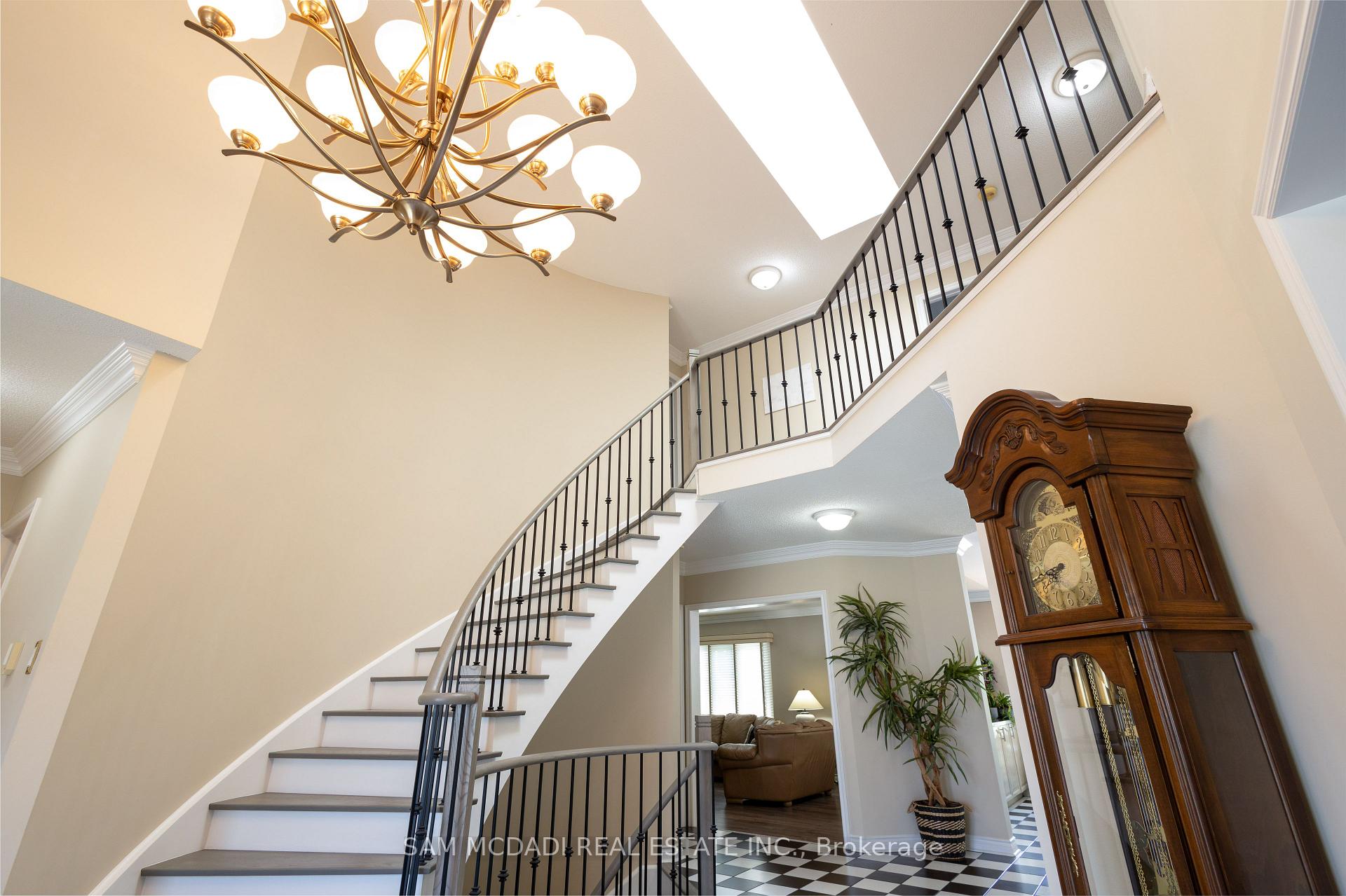 5465 Shorecrest Crescent