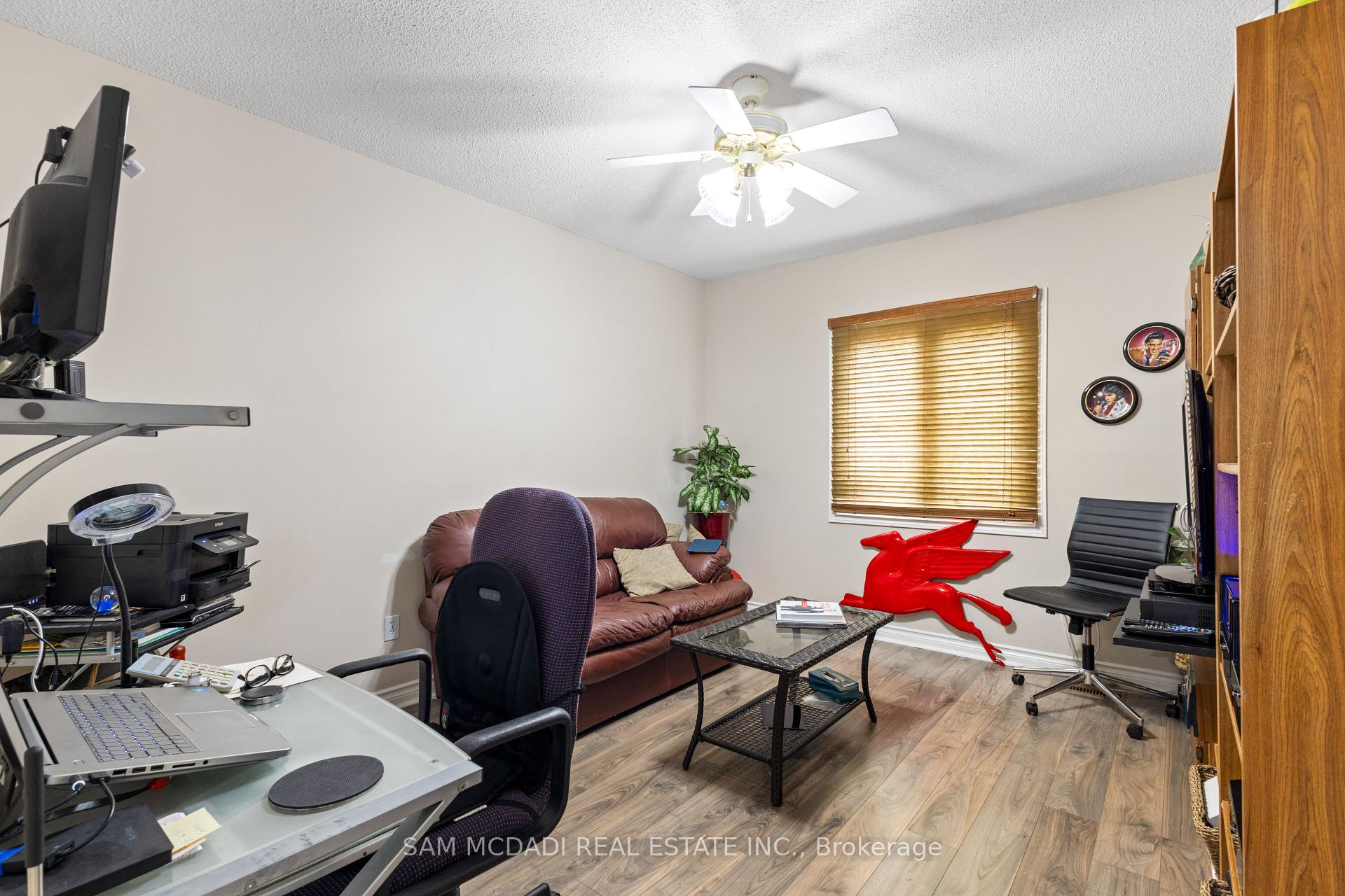 5465 Shorecrest Crescent