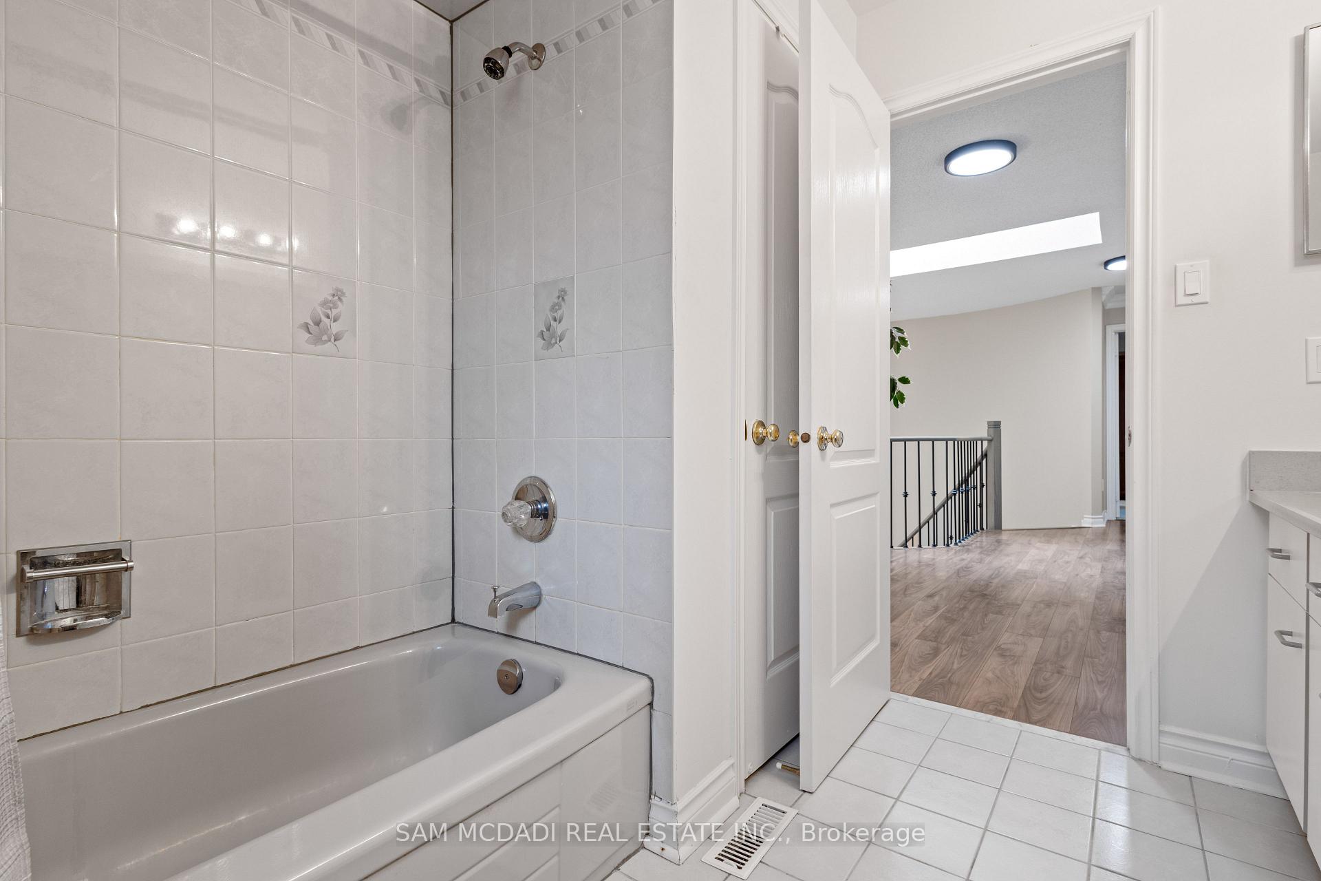5465 Shorecrest Crescent