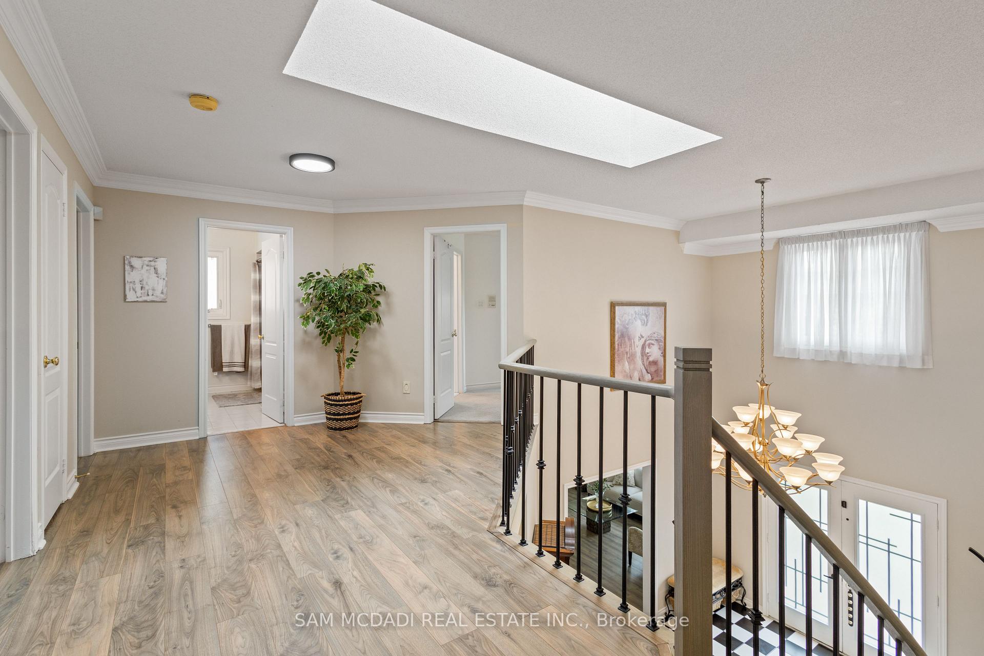 5465 Shorecrest Crescent