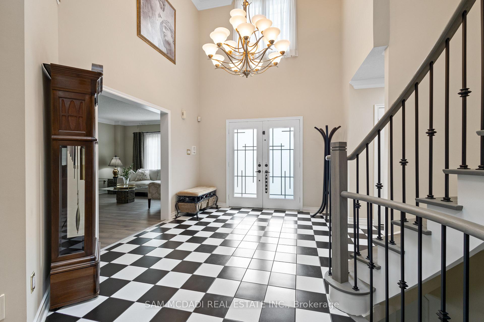 5465 Shorecrest Crescent