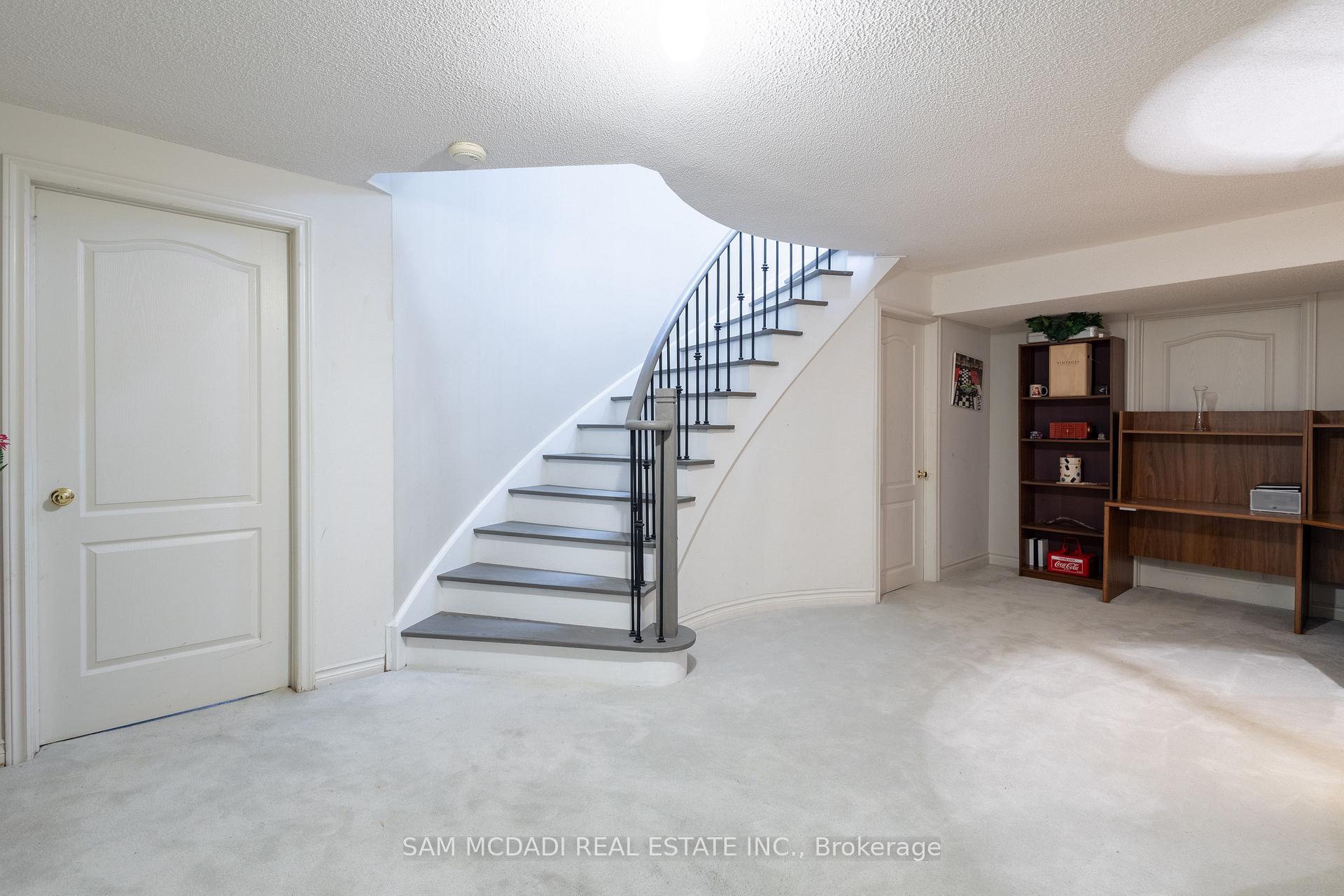 5465 Shorecrest Crescent