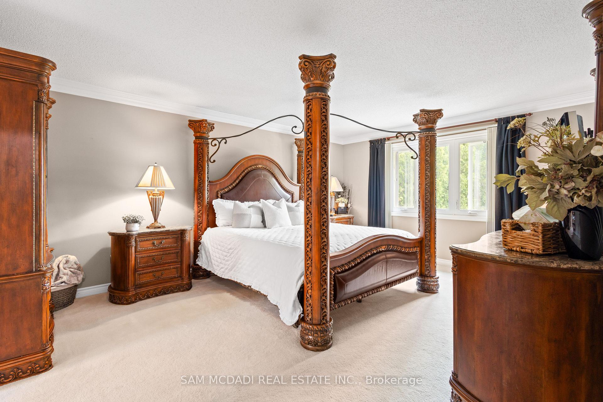 5465 Shorecrest Crescent