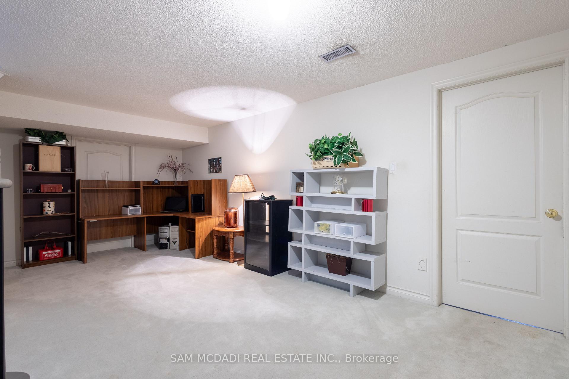 5465 Shorecrest Crescent
