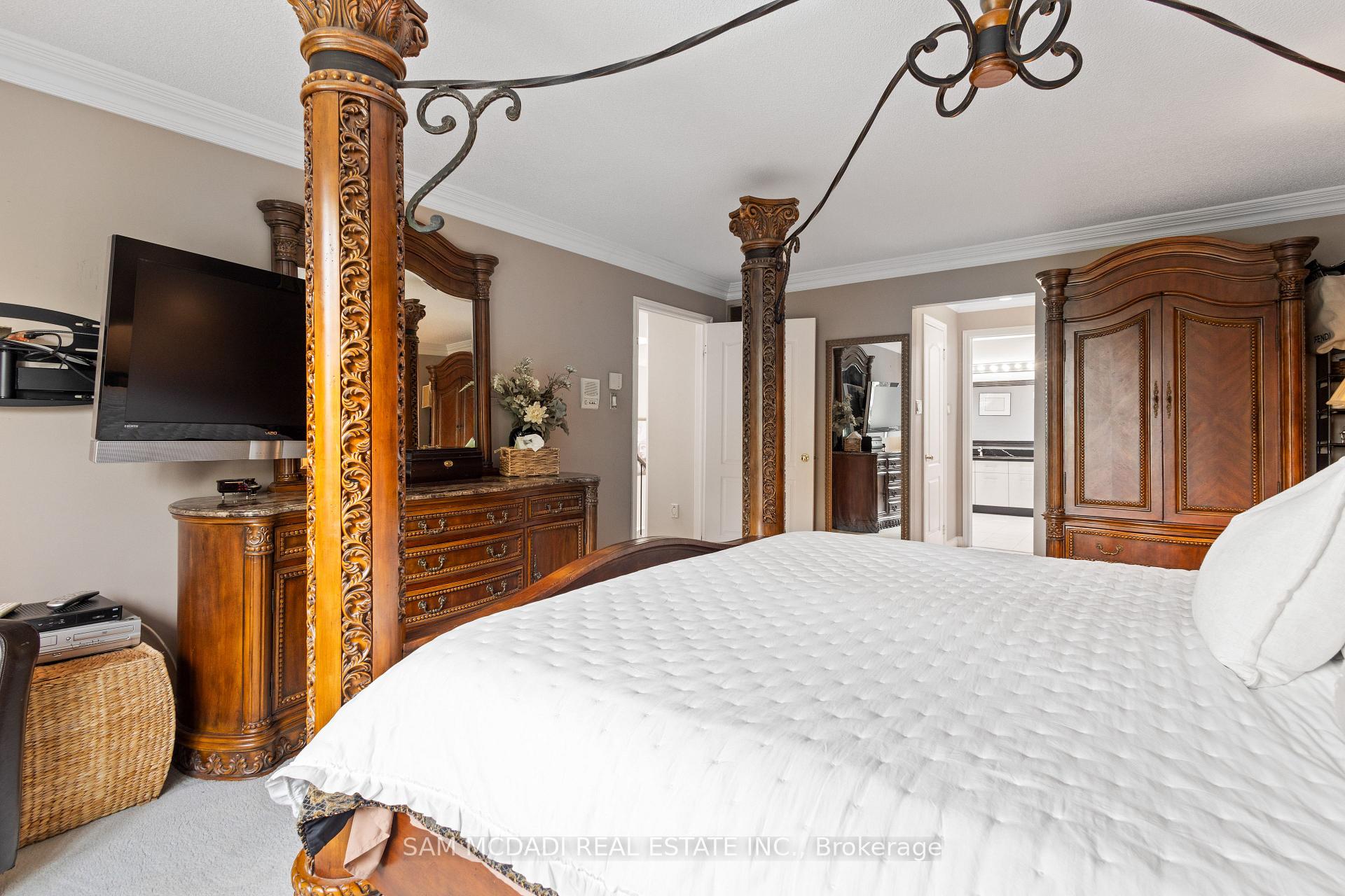 5465 Shorecrest Crescent