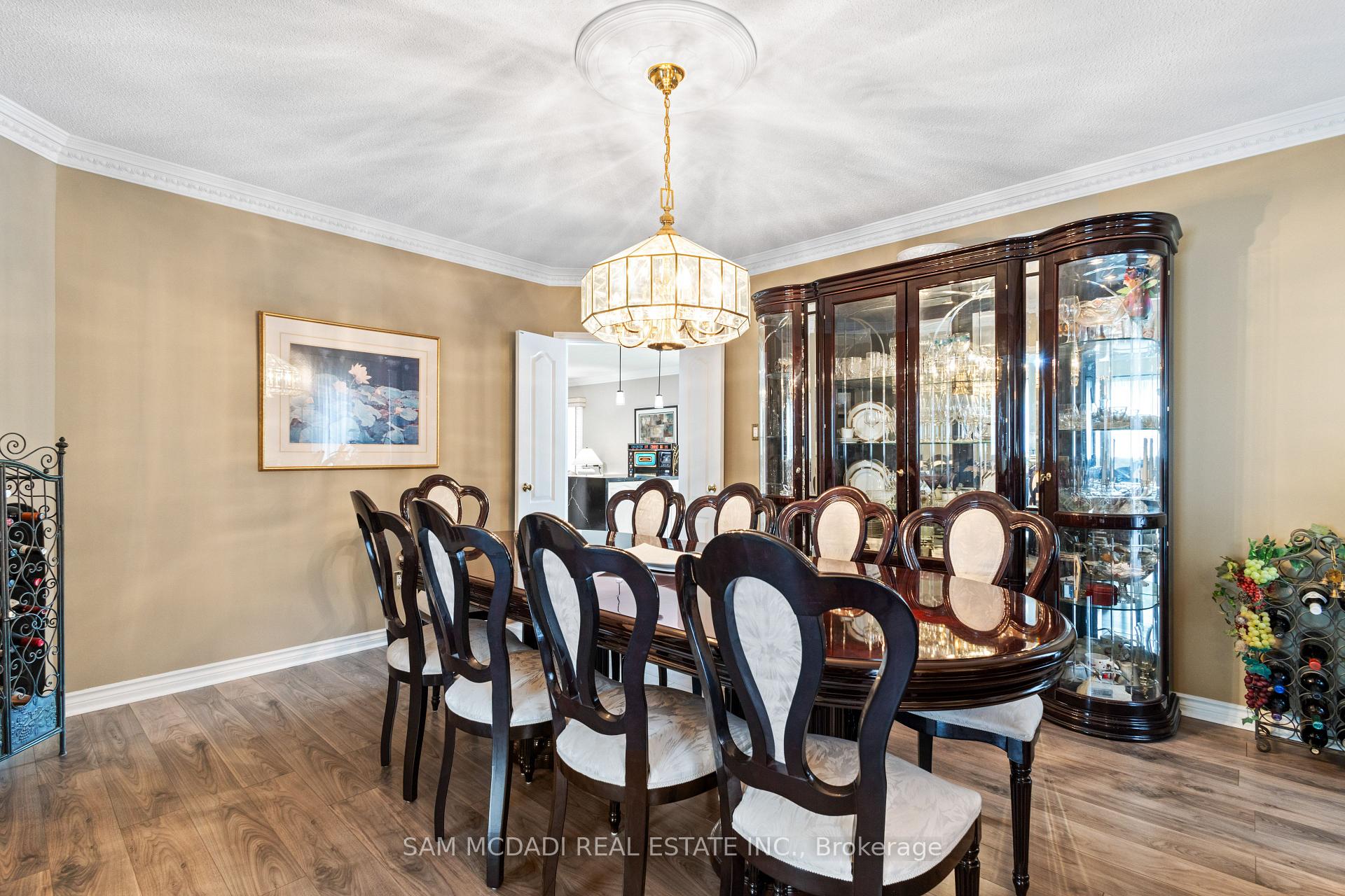5465 Shorecrest Crescent