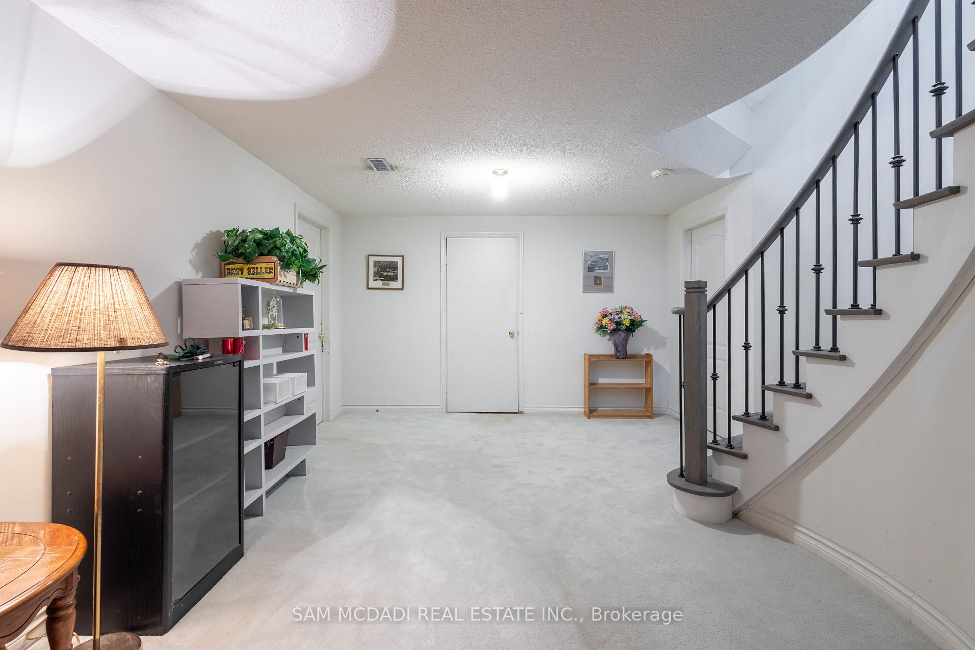 5465 Shorecrest Crescent