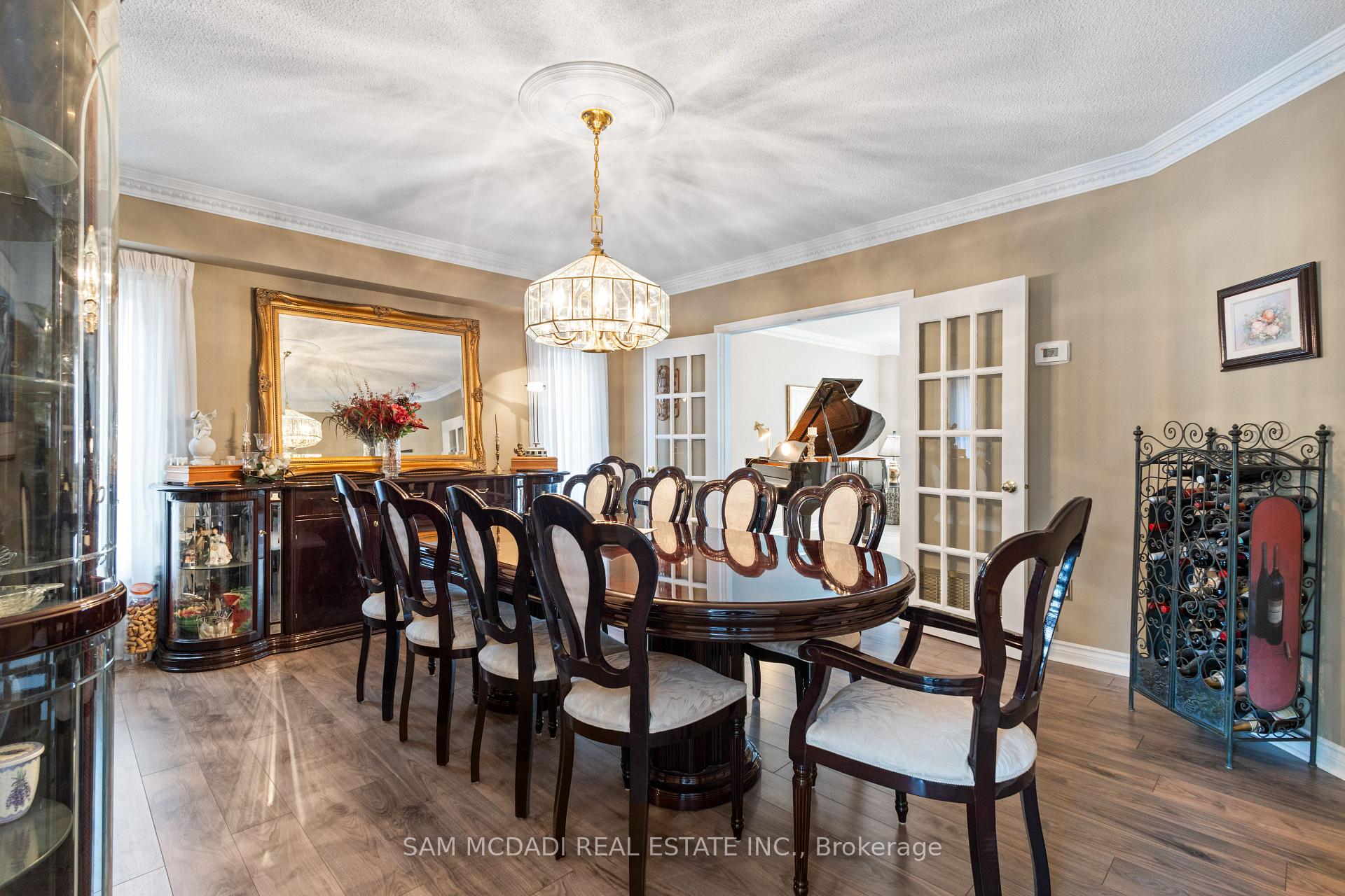5465 Shorecrest Crescent