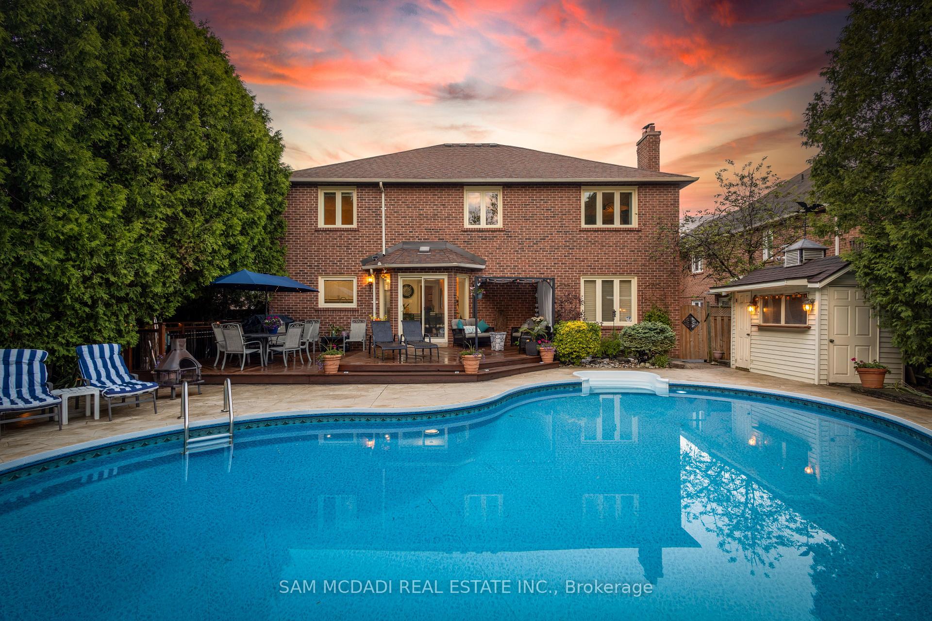 5465 Shorecrest Crescent