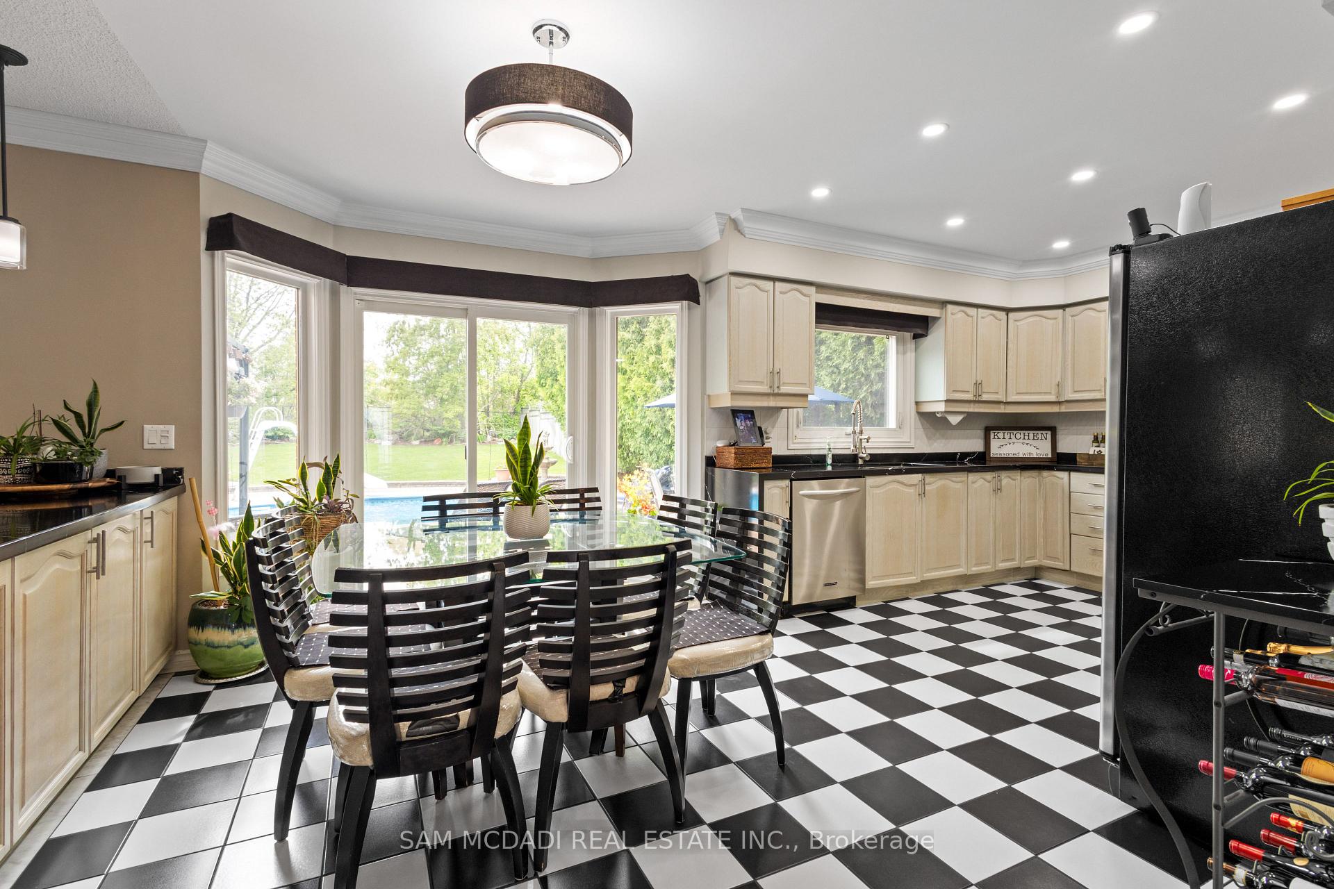 5465 Shorecrest Crescent