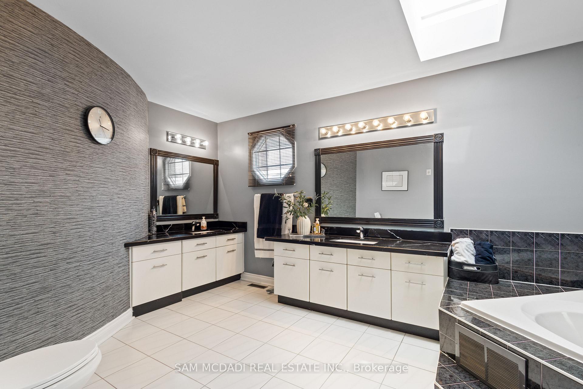 5465 Shorecrest Crescent