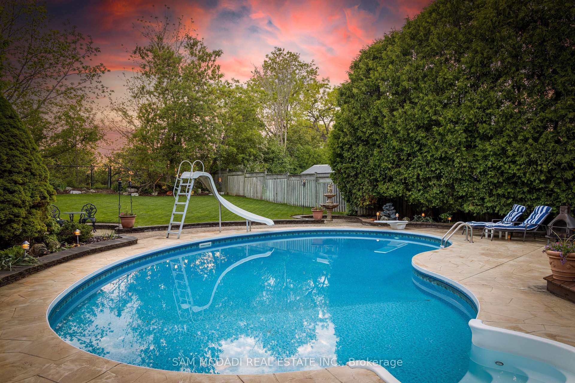 5465 Shorecrest Crescent