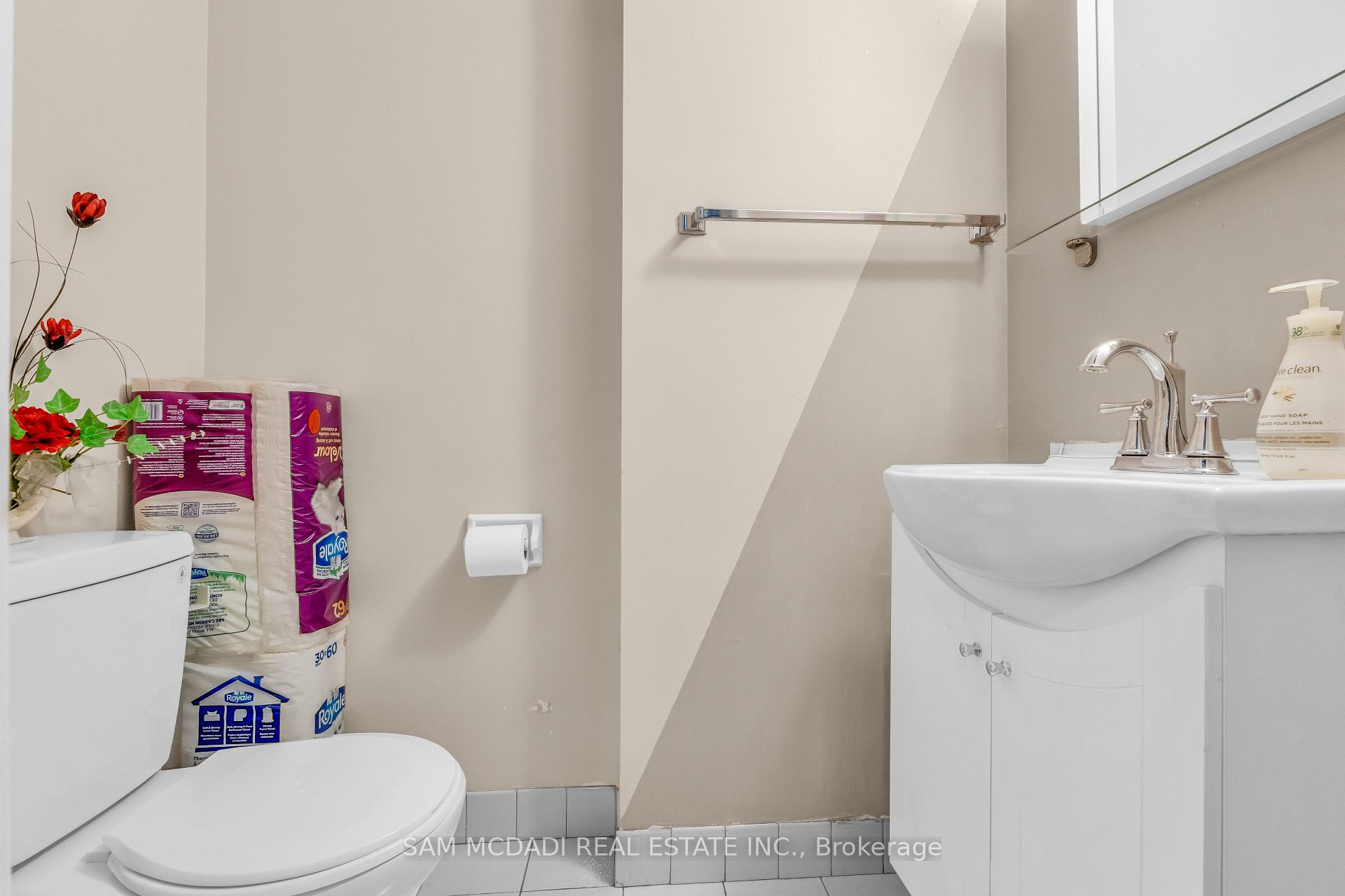 3590 Kaneff Crescent 605