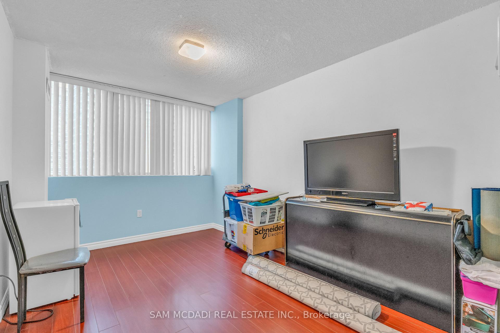 3590 Kaneff Crescent 605