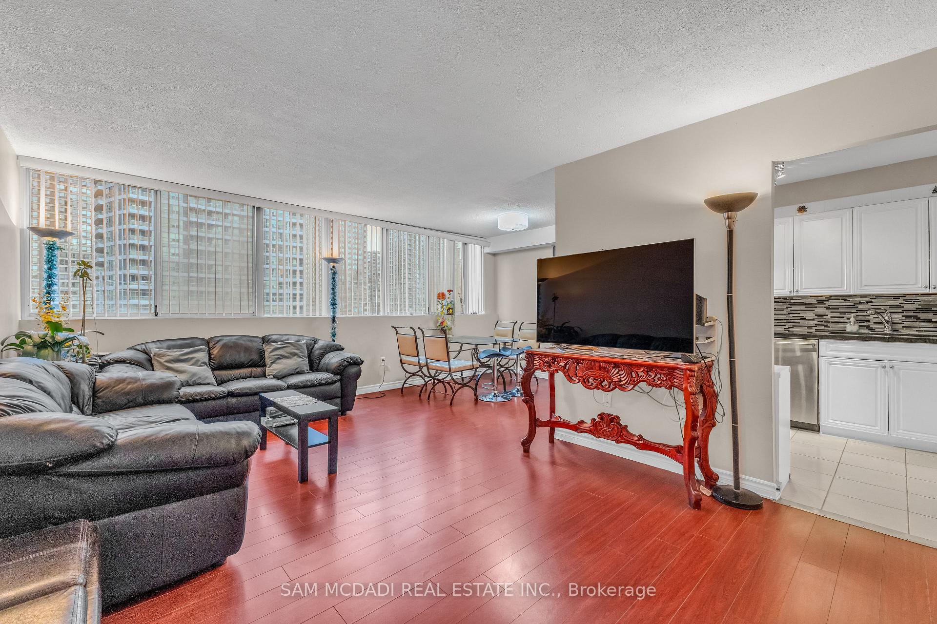 3590 Kaneff Crescent 605