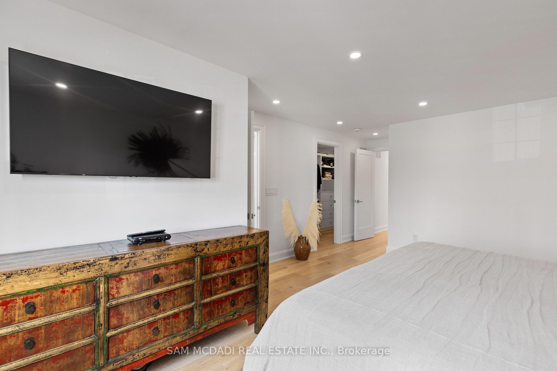 4 Iroquois Avenue
