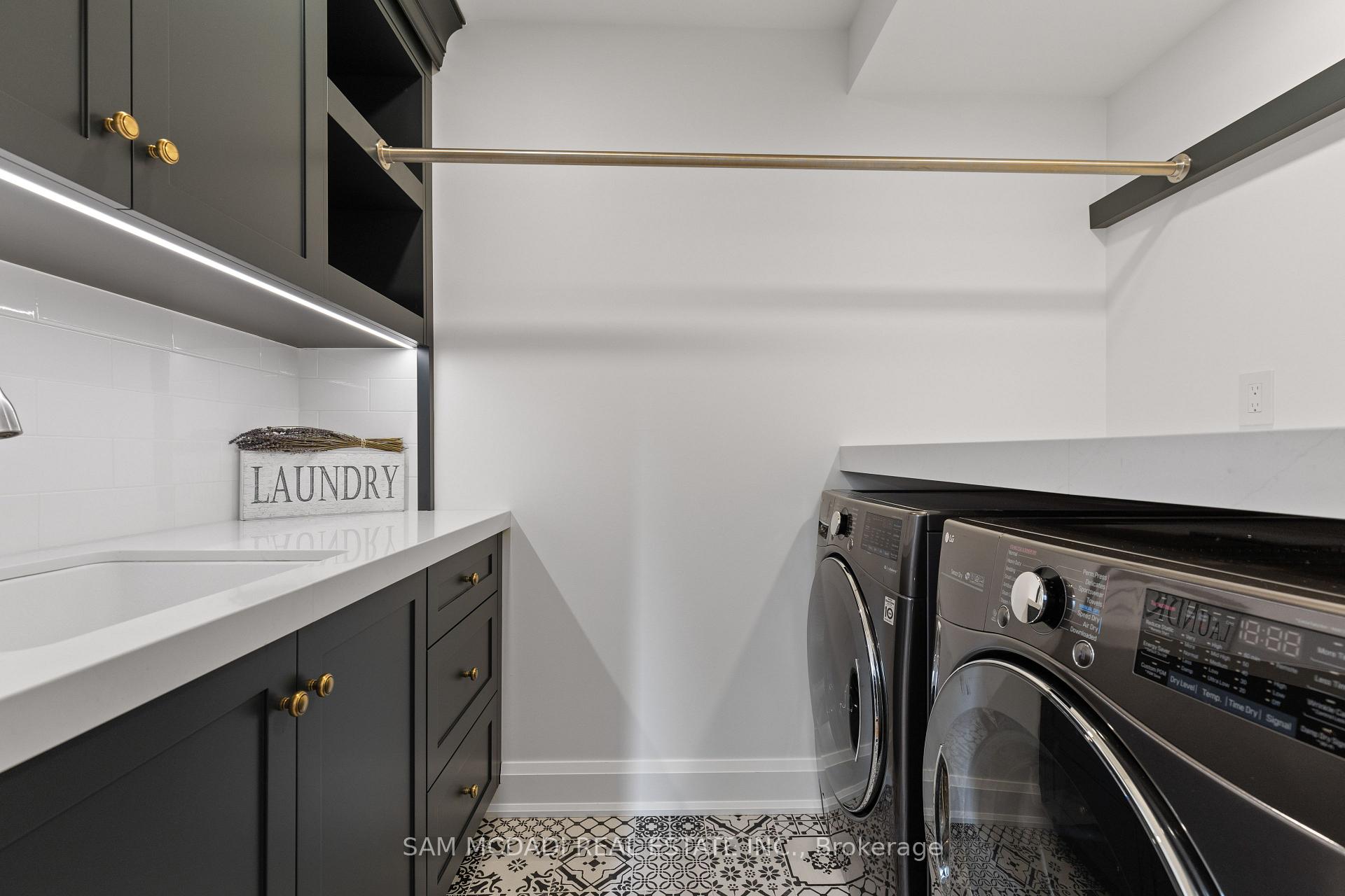4 Iroquois Avenue