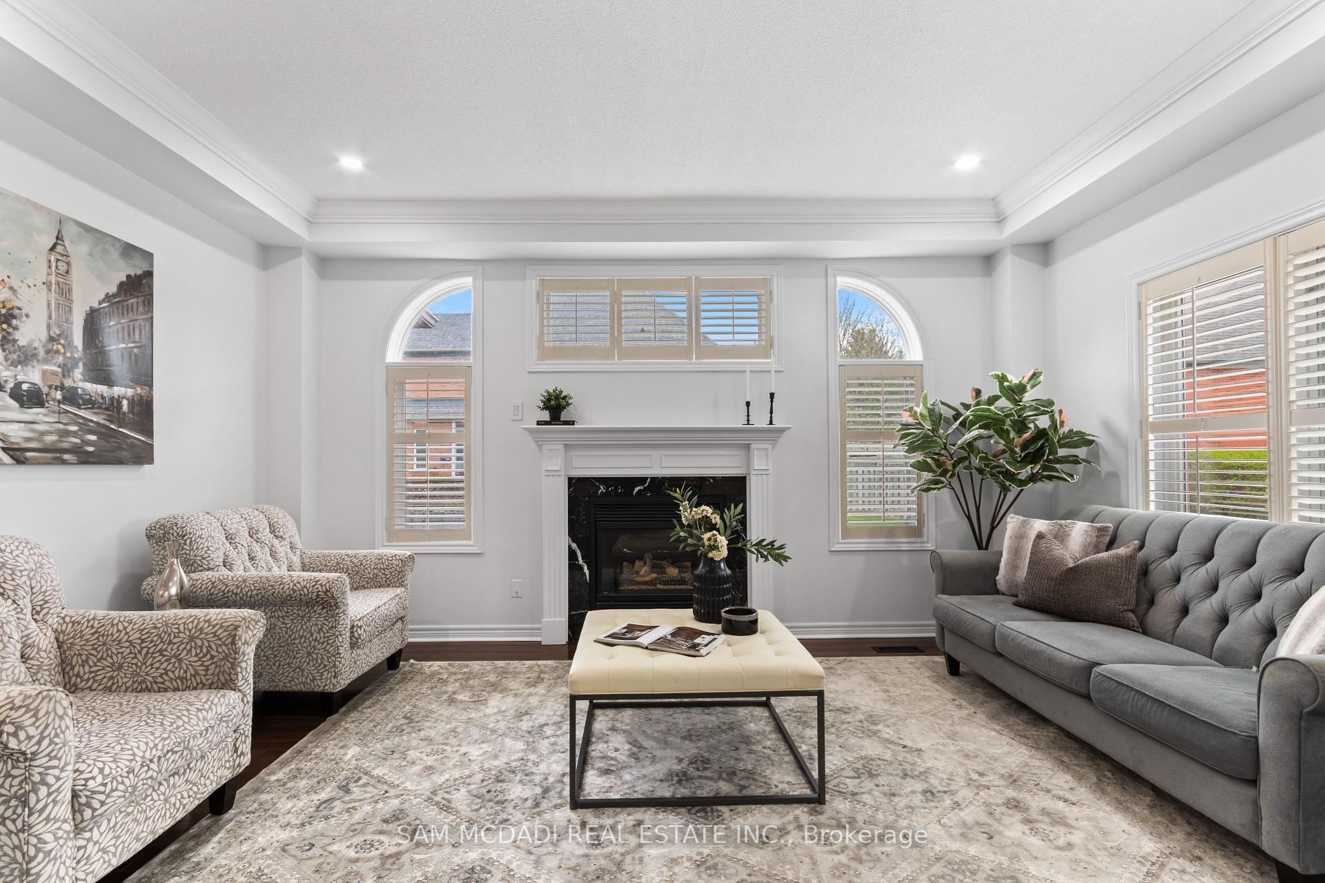 964 Queen Street W
