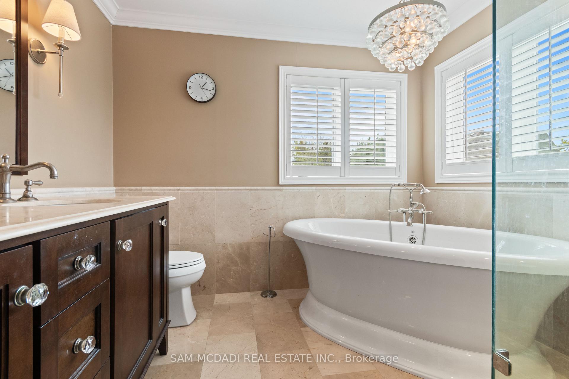 964 Queen Street W