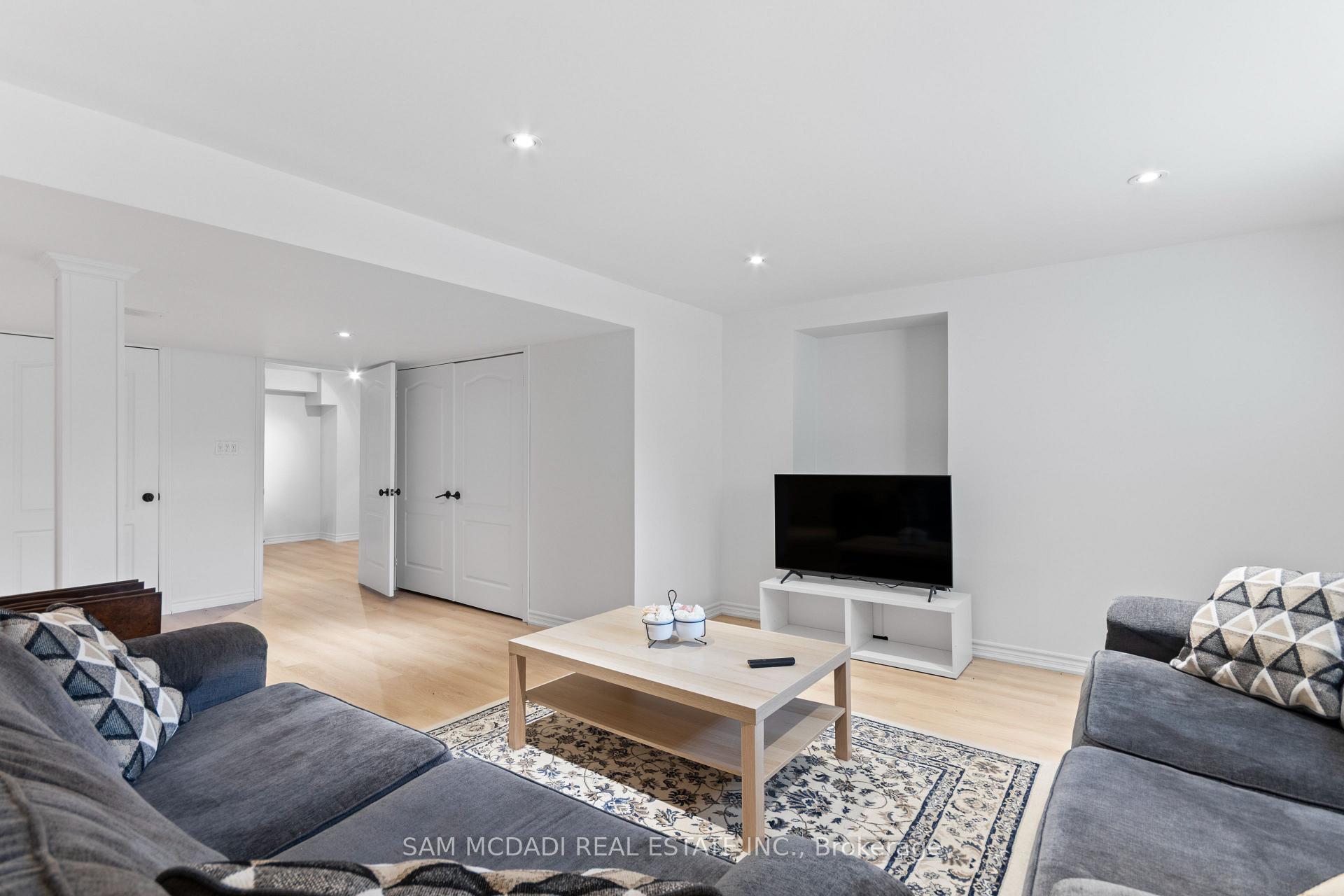 964 Queen Street W