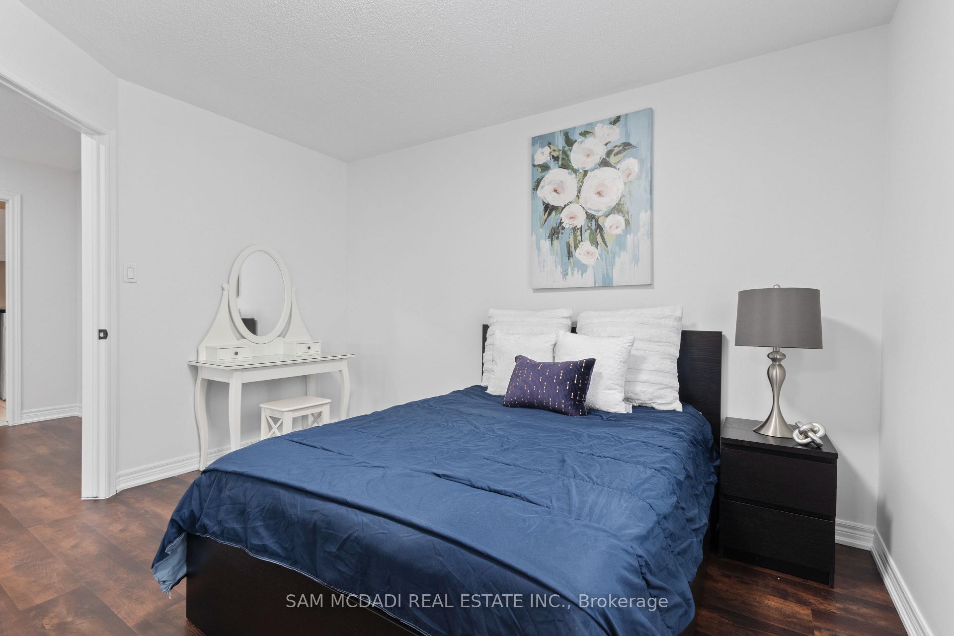 964 Queen Street W