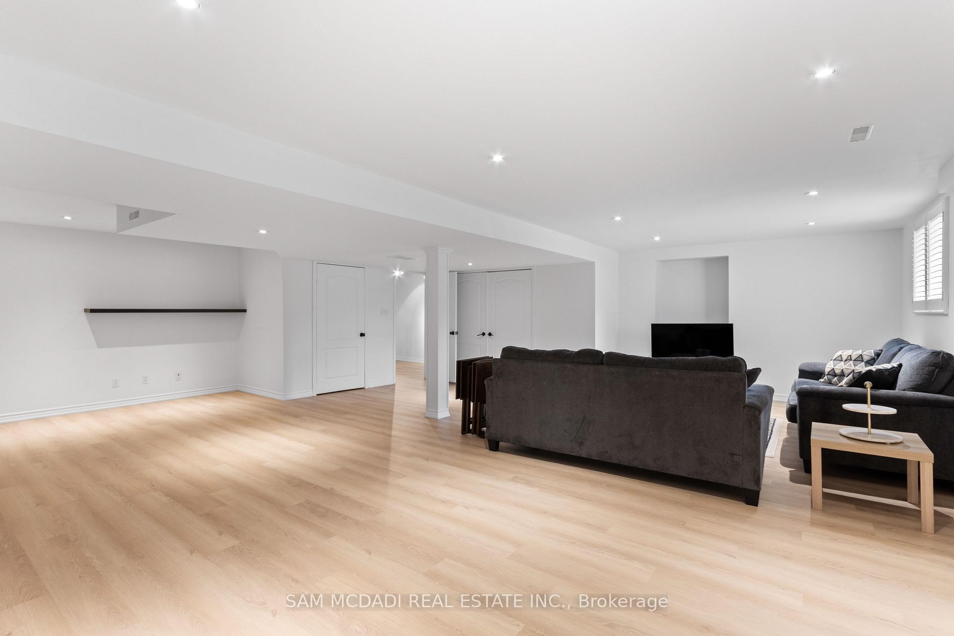 964 Queen Street W