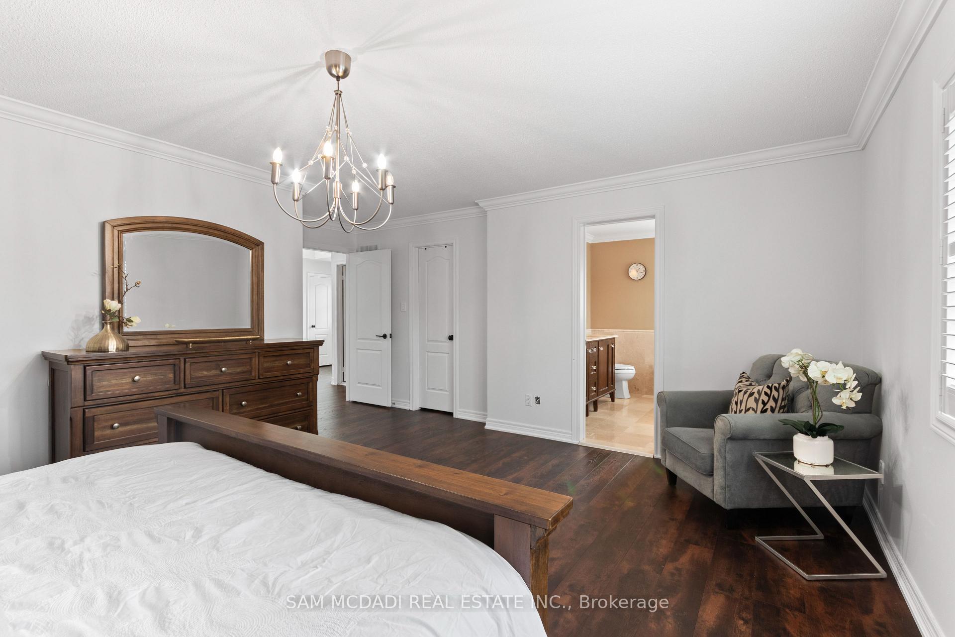964 Queen Street W