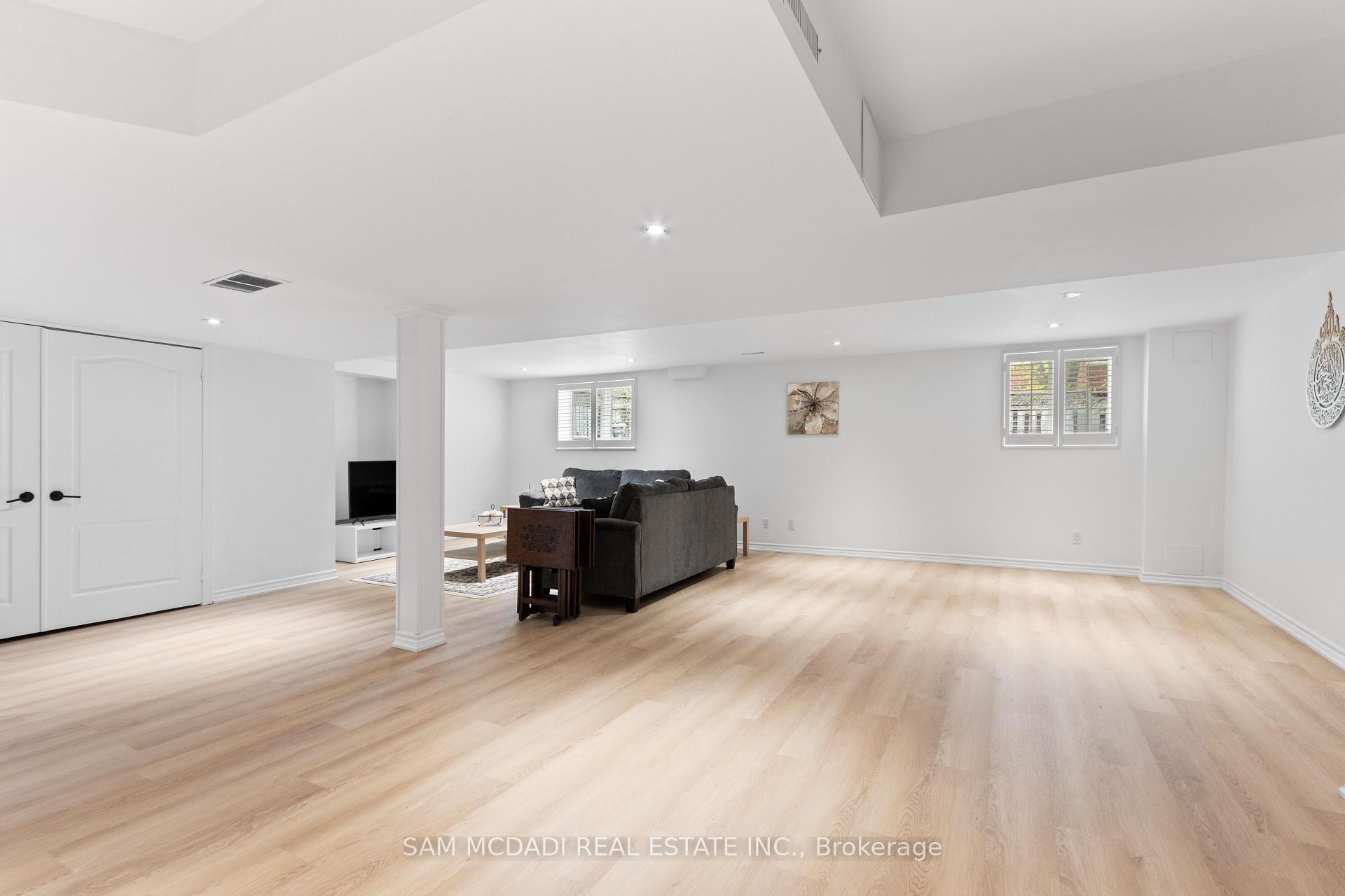 964 Queen Street W
