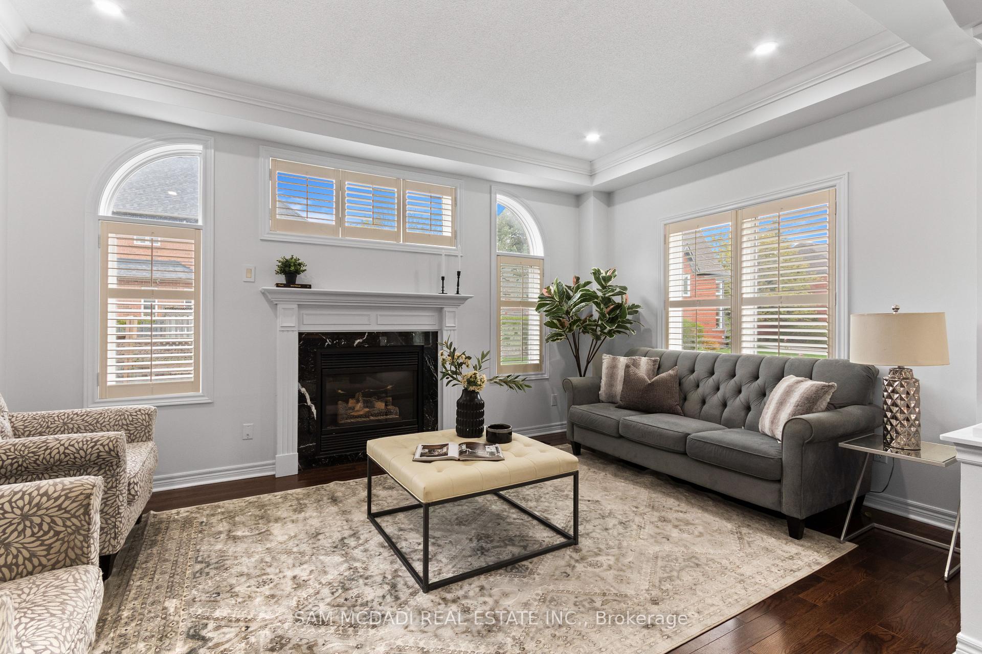 964 Queen Street W